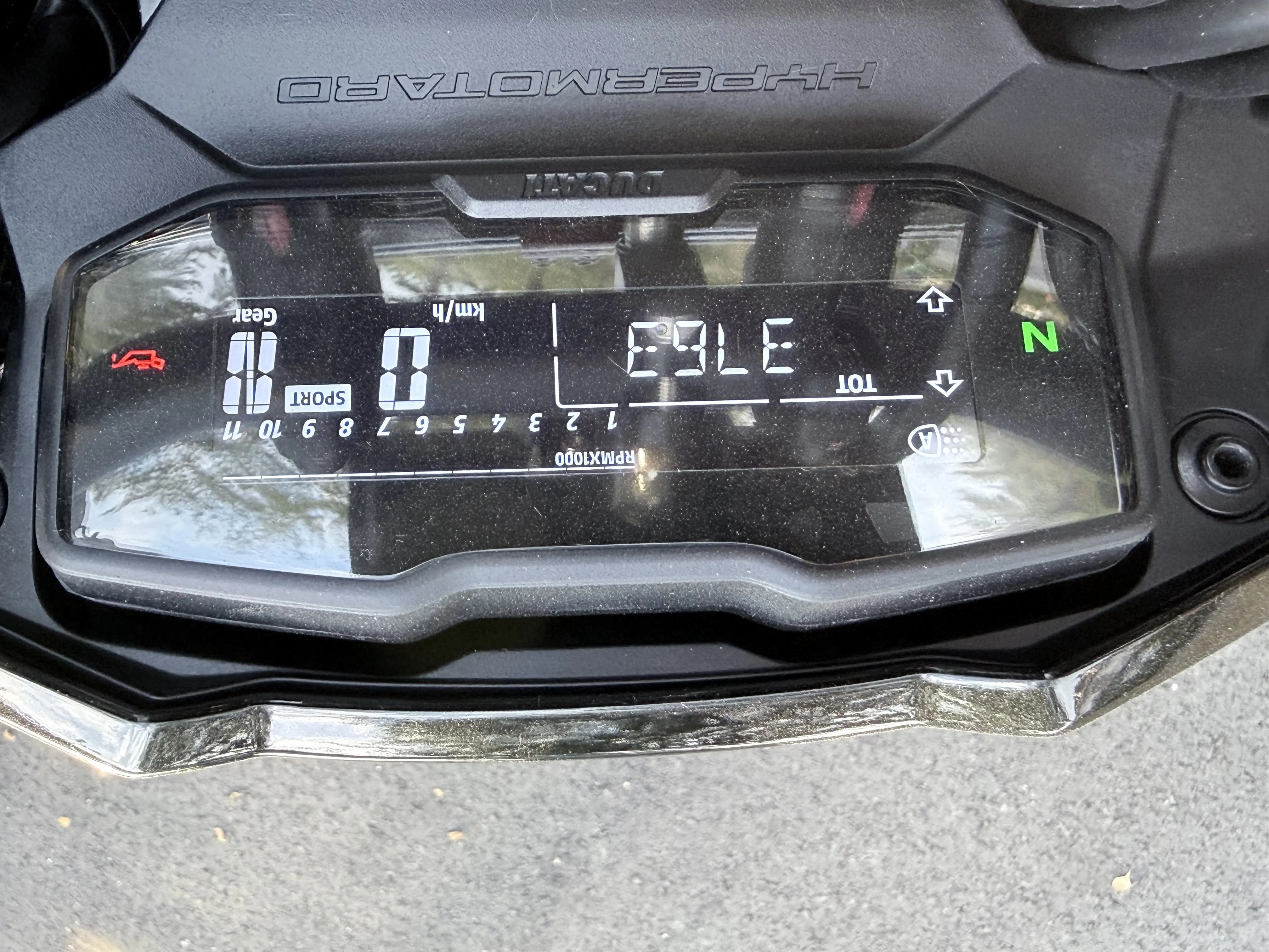2024 DUCATI HYPERMOTARD 698