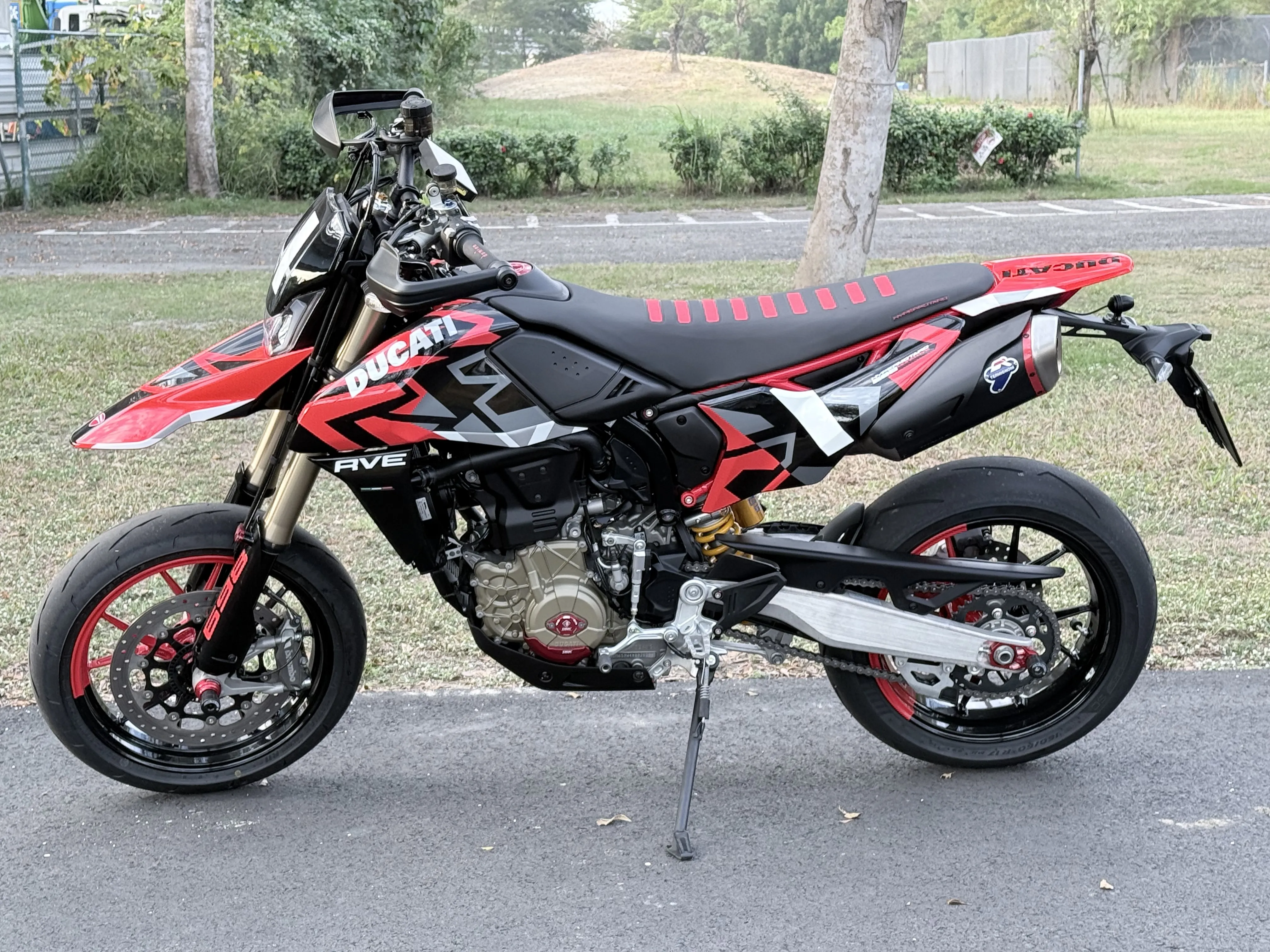 2024 DUCATI HYPERMOTARD 698