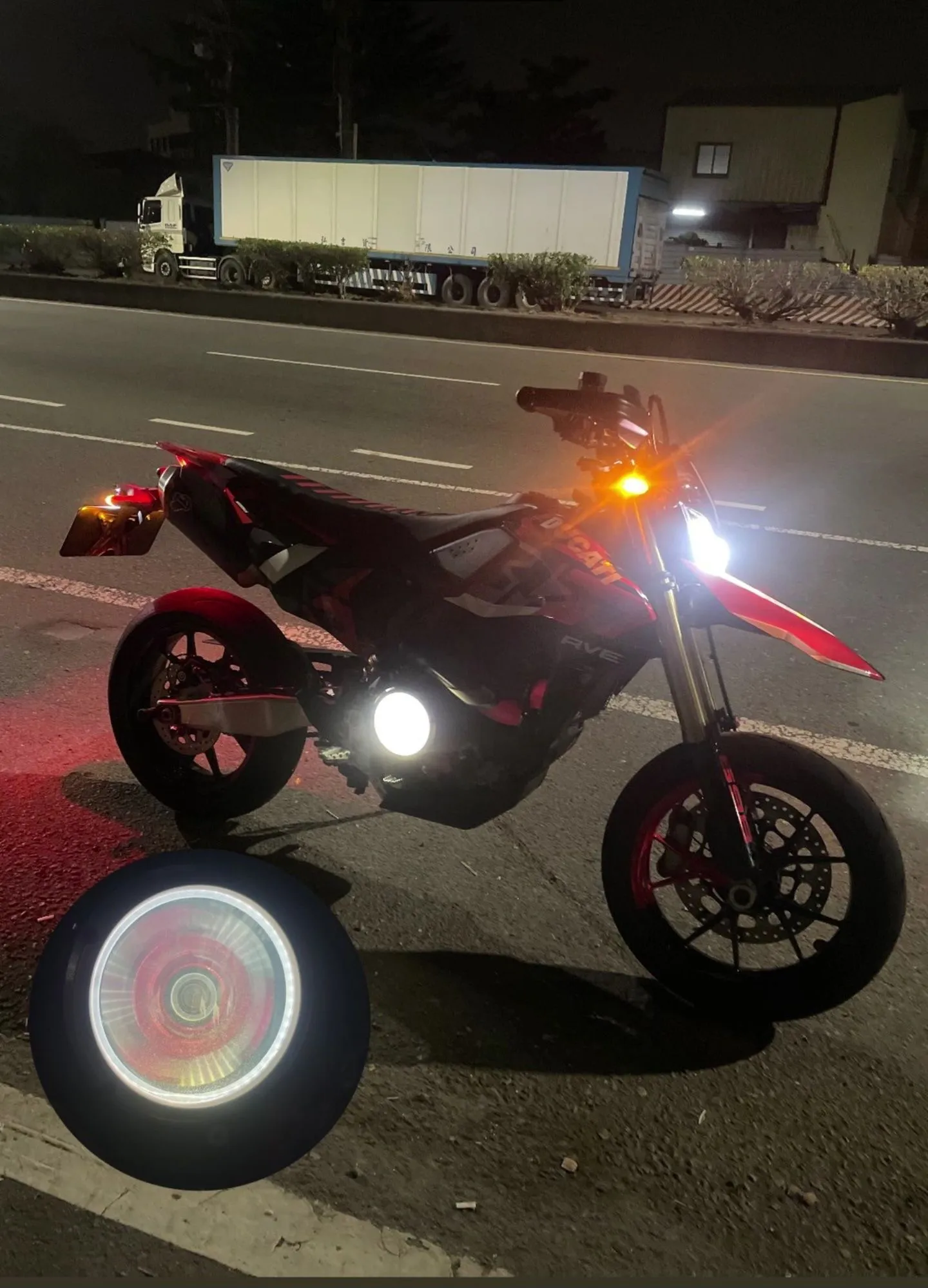 2024 DUCATI HYPERMOTARD 698