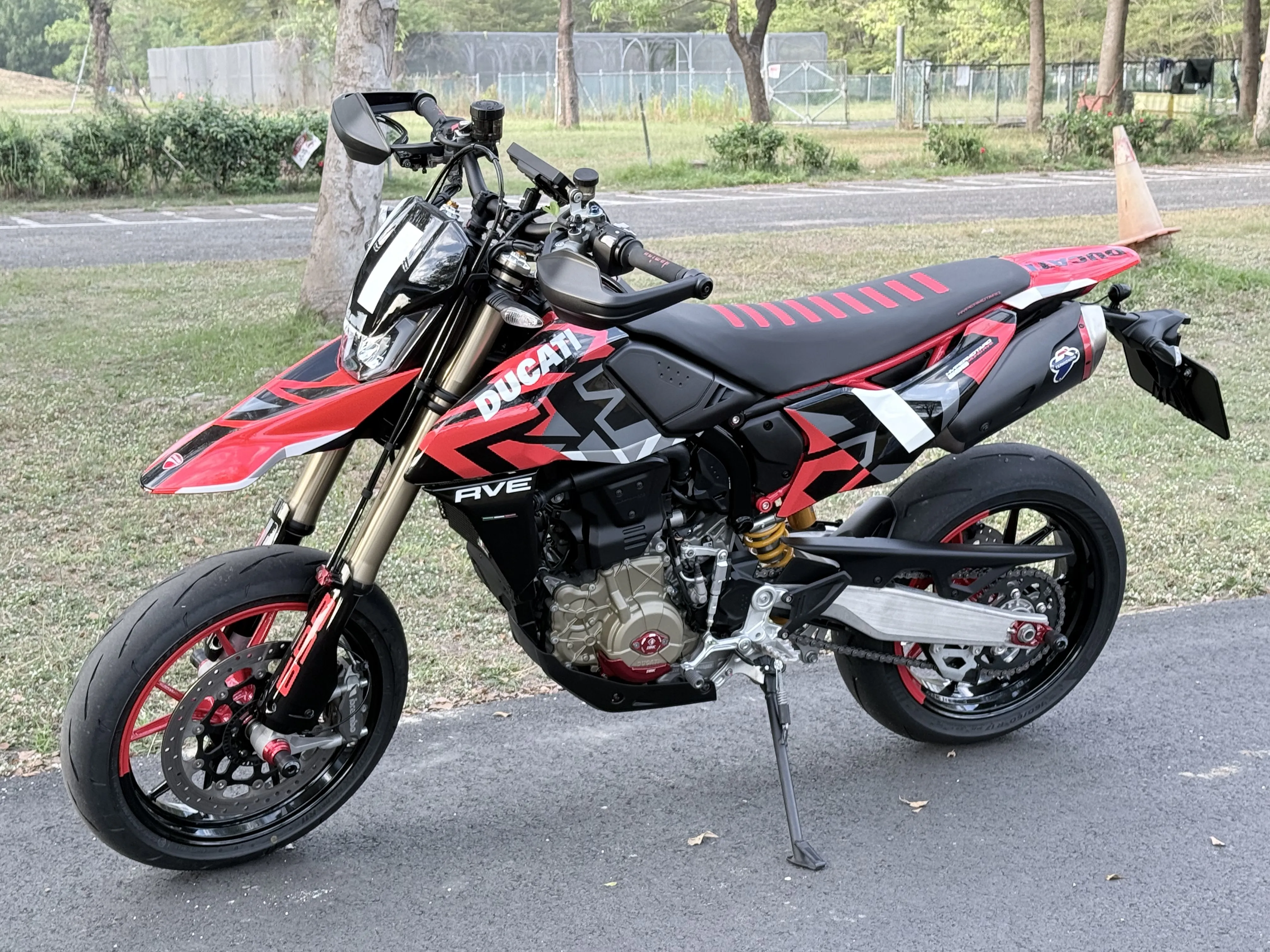 2024 DUCATI HYPERMOTARD 698