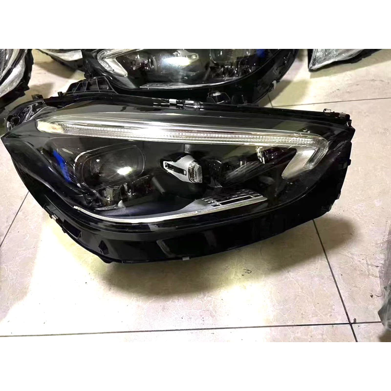 Benz W206 C300 最新款 最高階 原廠 流星雨大燈 內建迎賓功能；流星雨、AMG或星燦模式