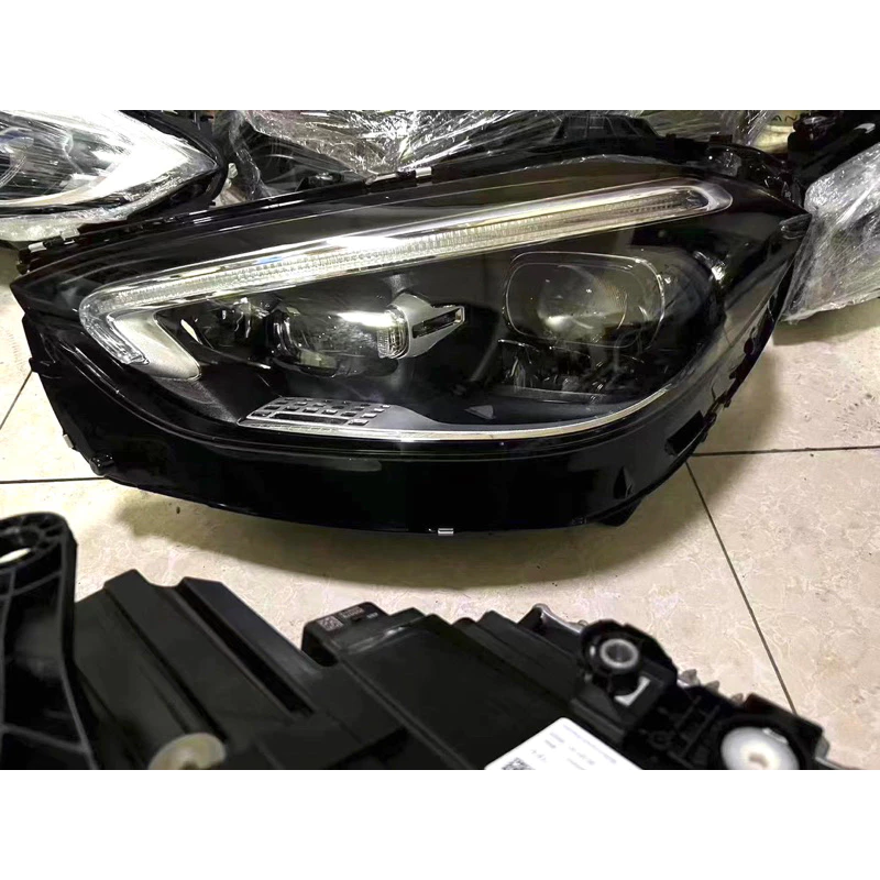 Benz W206 C300 最新款 最高階 原廠 流星雨大燈 內建迎賓功能；流星雨、AMG或星燦模式