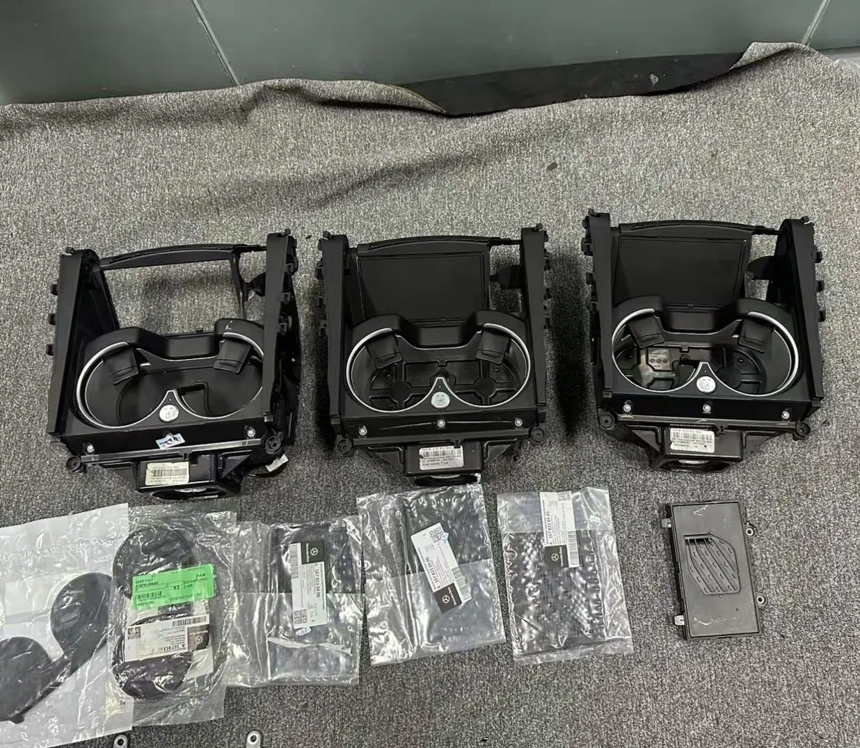 Benz 賓士 W463  (25年款大G)原廠冷熱水杯+無線充電