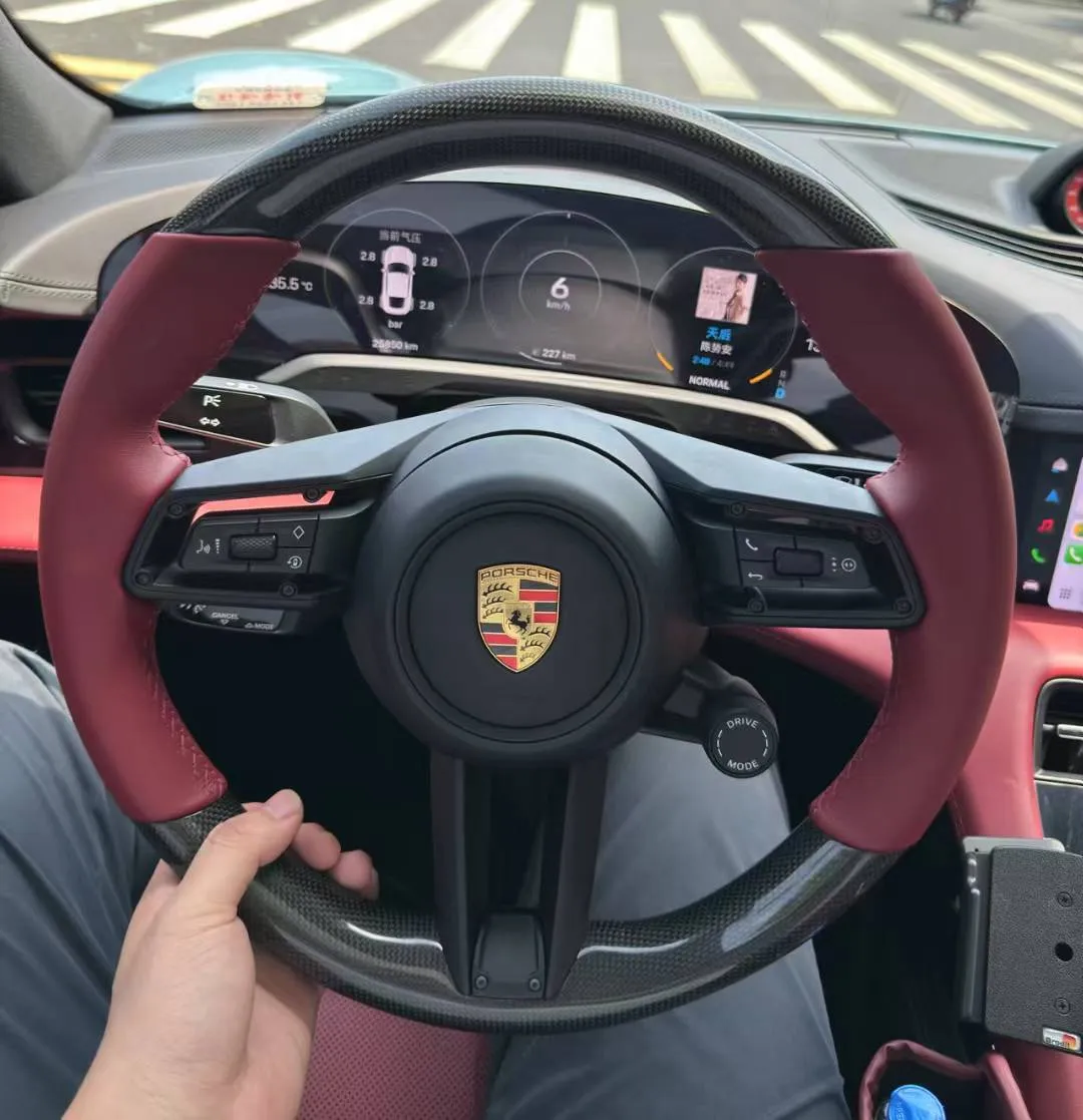 Porsche保時捷 Taycan 升級碳纖維方向盤