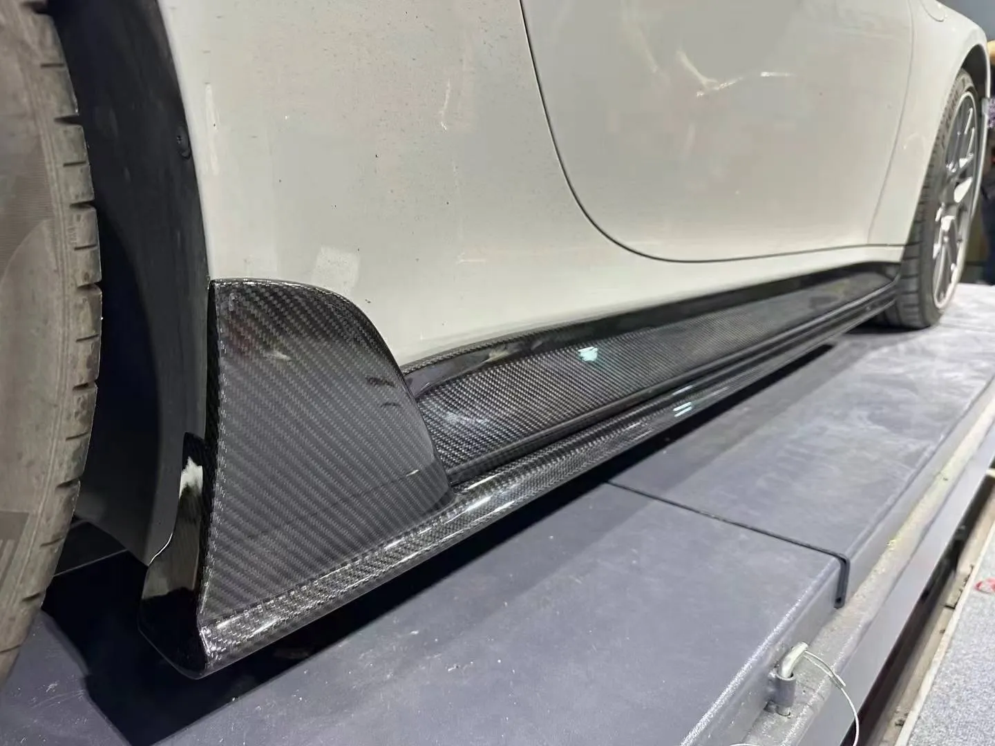 Porsche 保時捷 911/992碳纖維套件 FXX前下巴/泰赫亞特側裙/後下巴