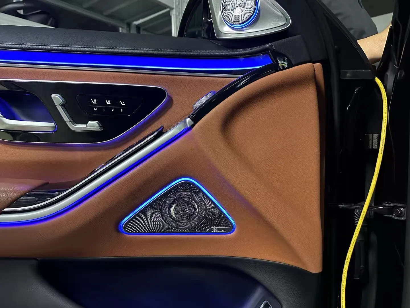 Benz 賓士 W223  S級四門發光蓋板