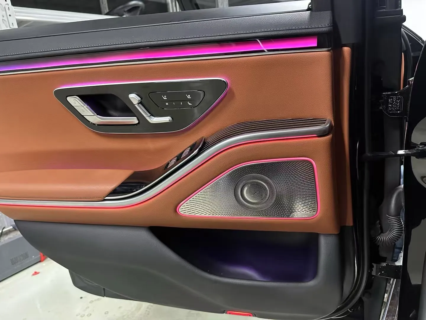 Benz 賓士 W223  S級四門發光蓋板