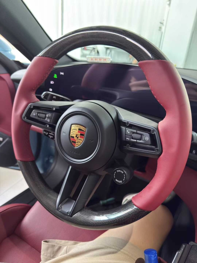 Porsche保時捷 Taycan 升級碳纖維方向盤