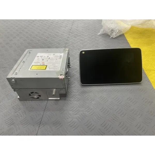 Benz 賓士 原廠 8.4大吋螢幕+comand 高配主機內置硬碟，可灌原廠導航
