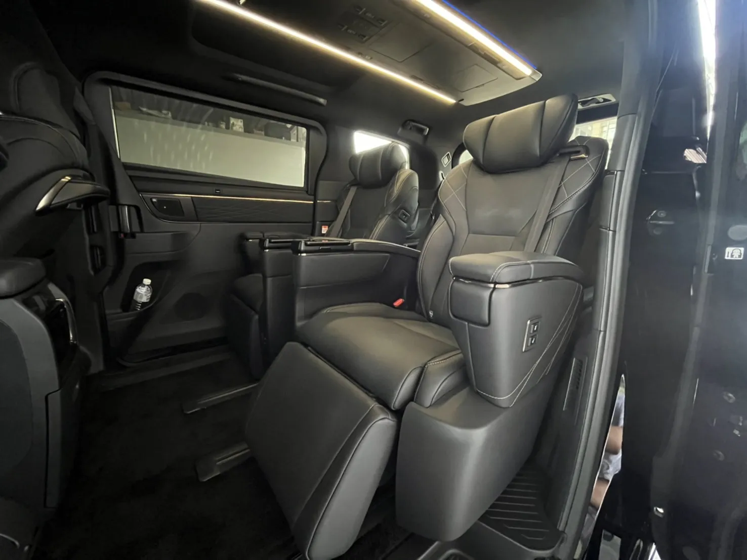 新款ALPHARD 4.0 一台+ ALPHARD 3.5  一台