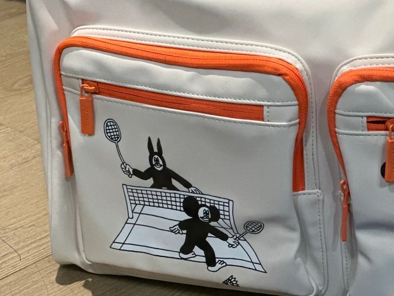 可愛國際版YONEX 橘色畫家聯名款 球包球袋側背月亮包。後背包。橢圓後背側背兩用球袋／側背梯型包