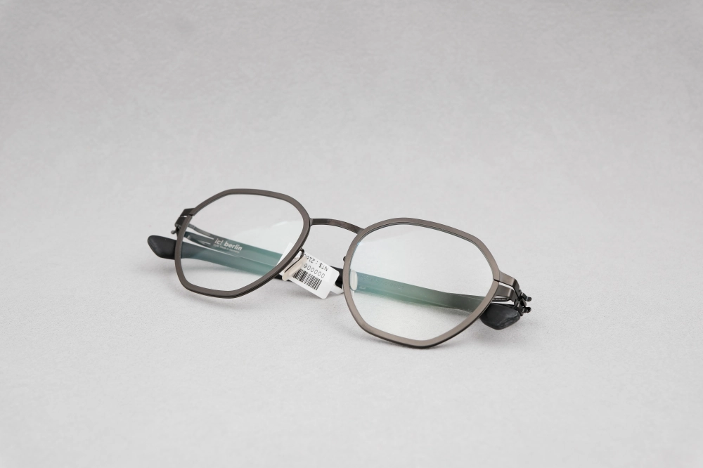 ic!berlin Carbon Graphite/Gun Metal