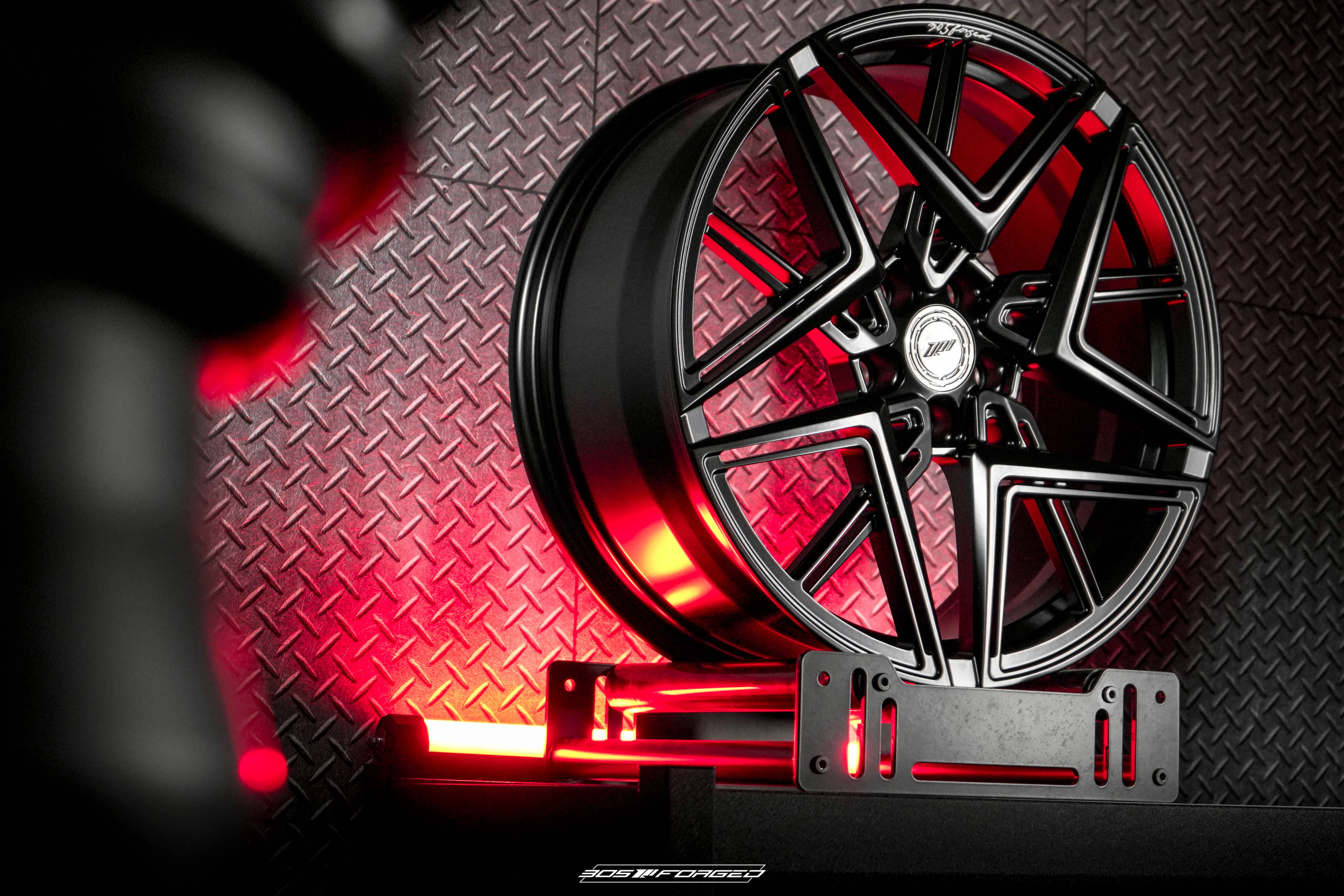 ◤ 305FORGED UF168 ◢ 單片式鍛造鋁圈  俐落多爪線條 × 左右璇戰鬥風格 輕量化高剛性設定