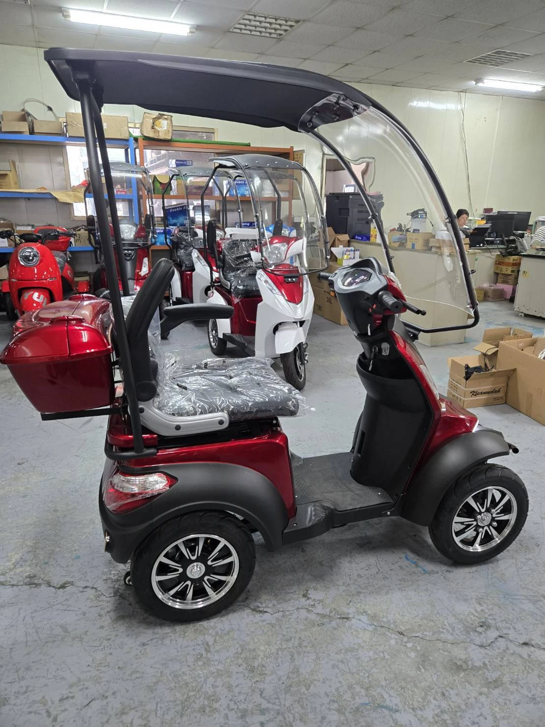 帶棚四輪代步車