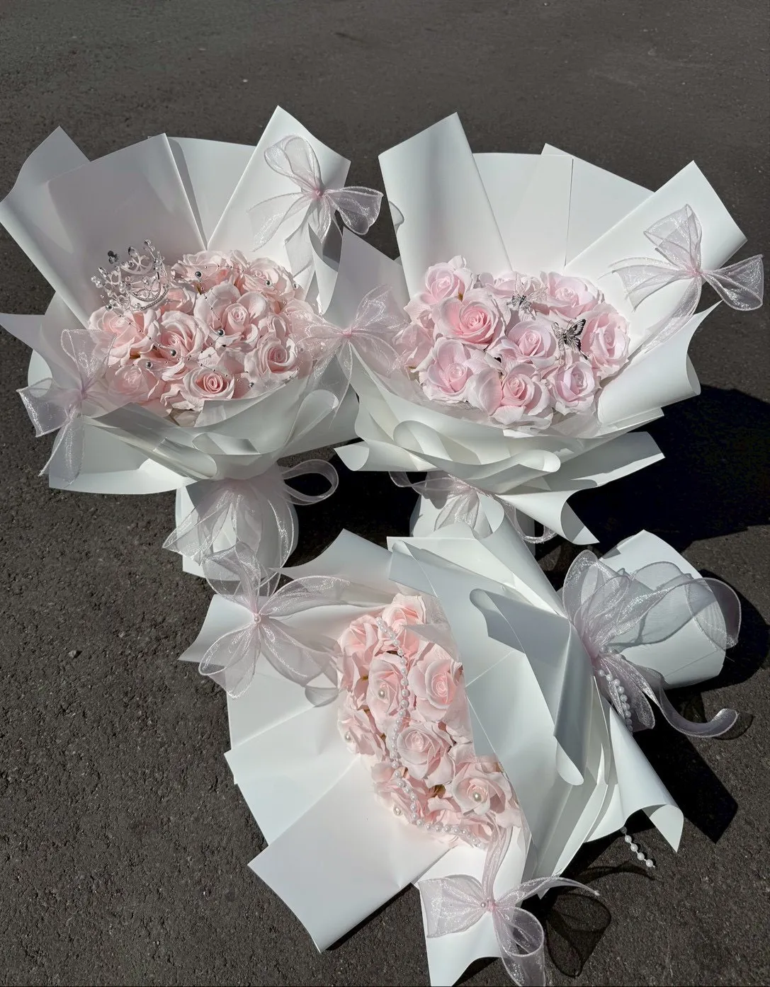 粉色蝴蝶結白玫瑰花束