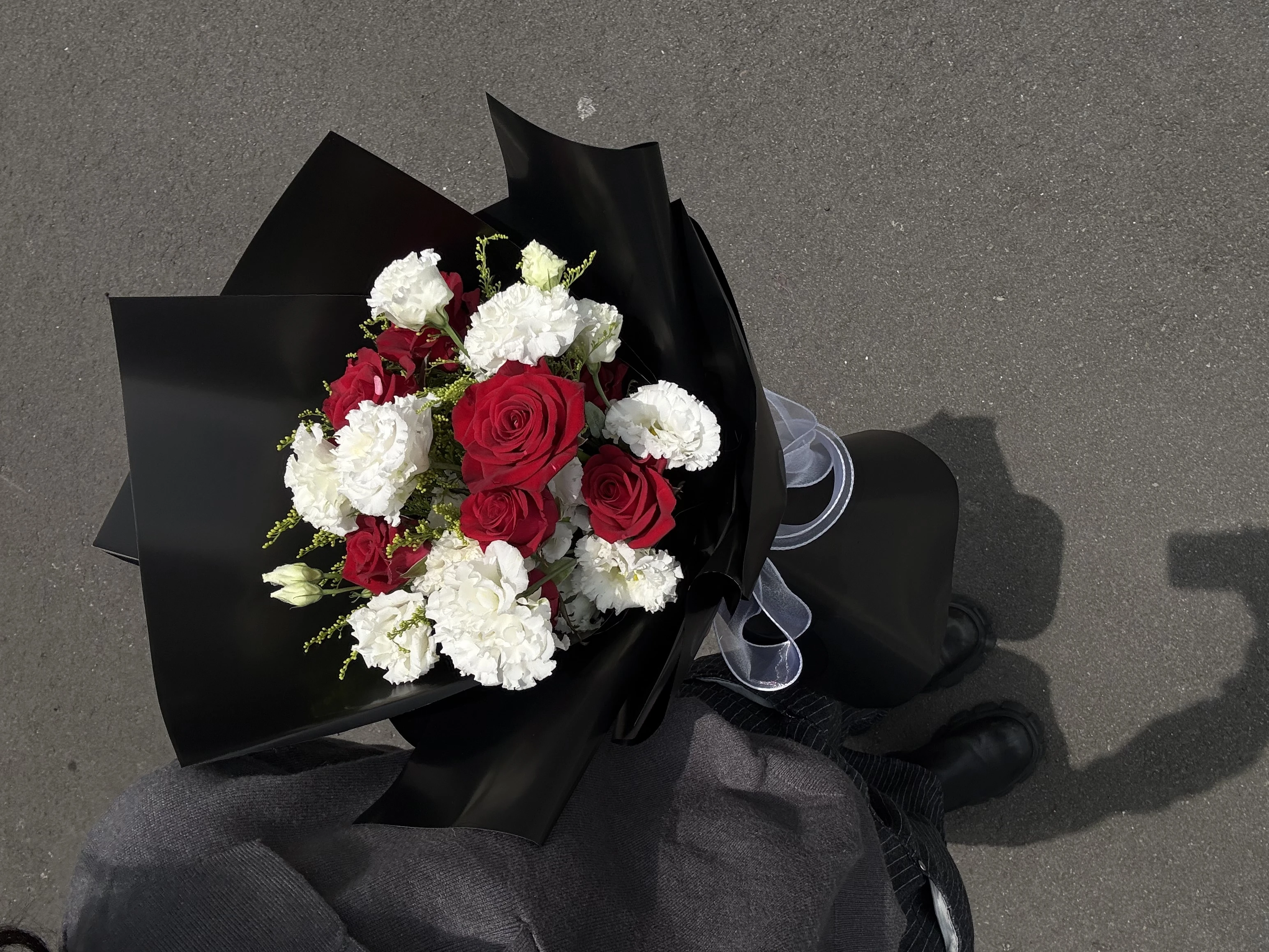 玫瑰桔梗黑系花束