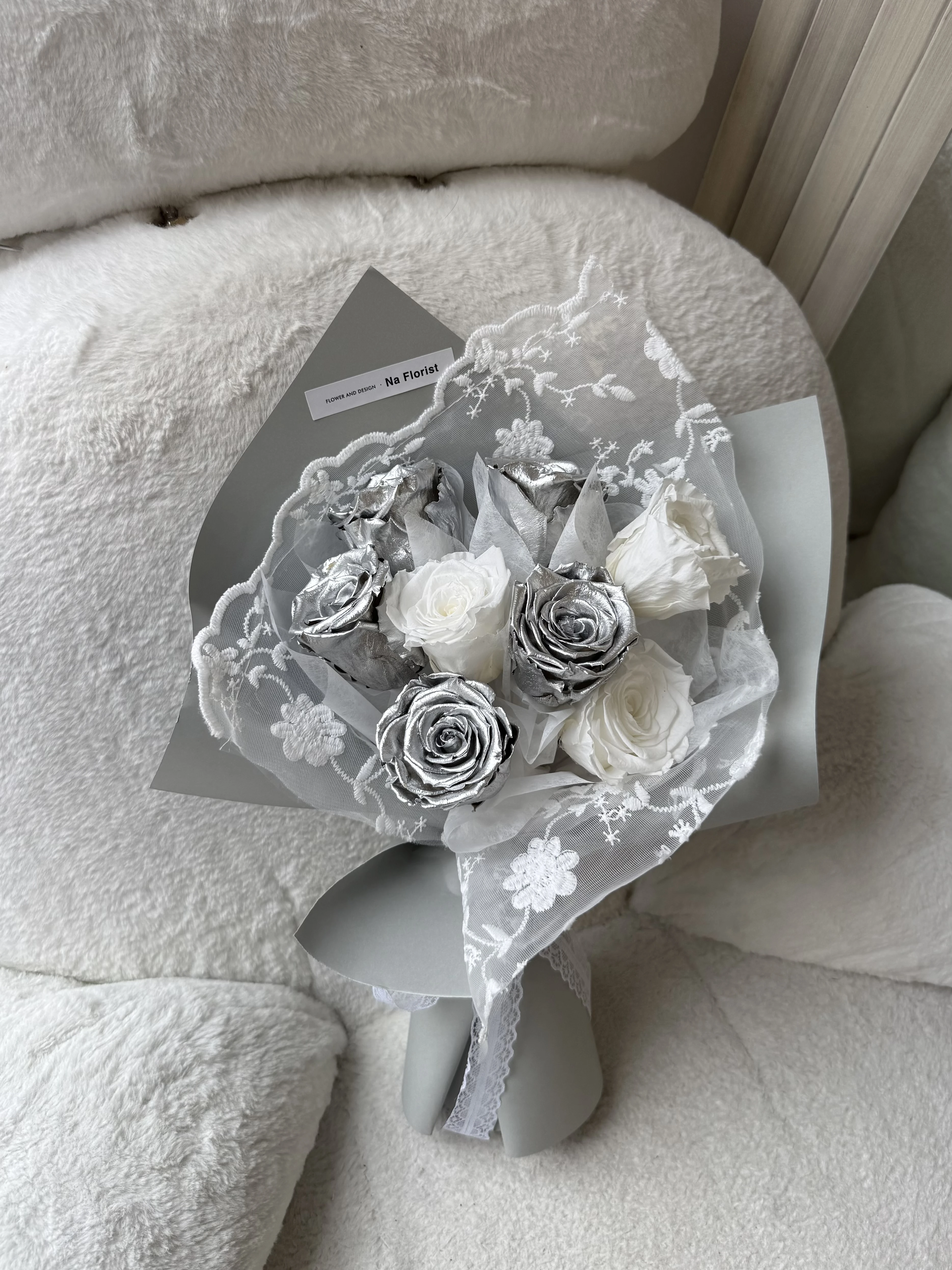 銀白蕾絲永生花束