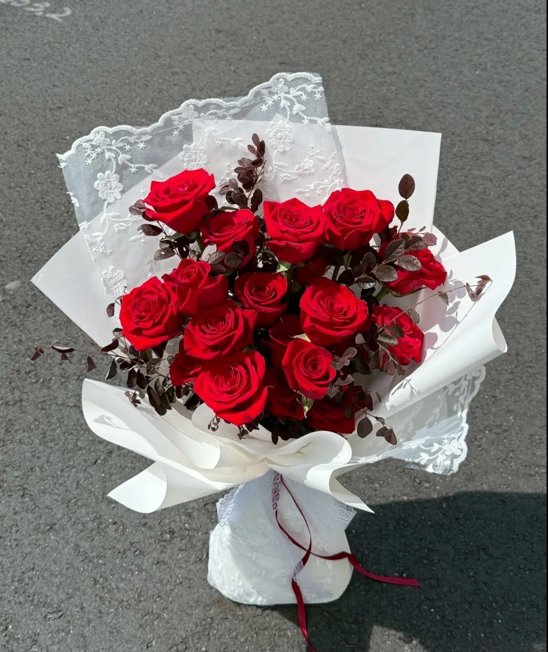 經典紅玫瑰蕾絲花束 