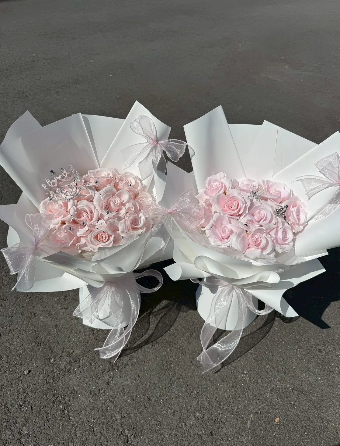 粉色蝴蝶結白玫瑰花束
