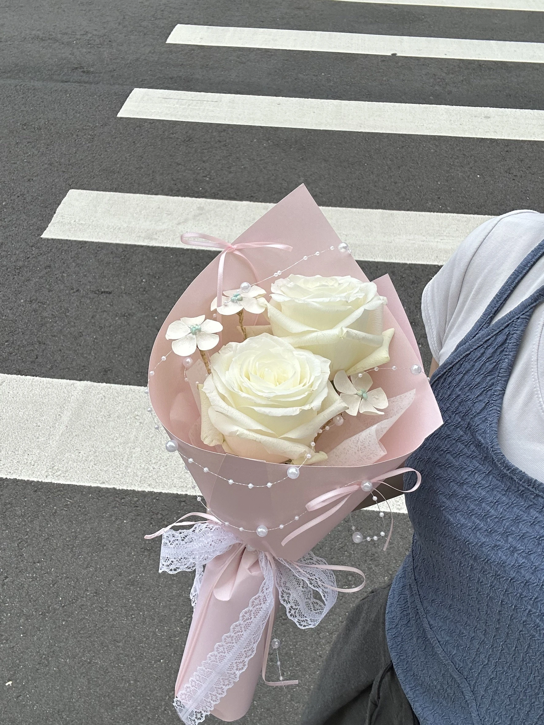 白玫瑰小花花束