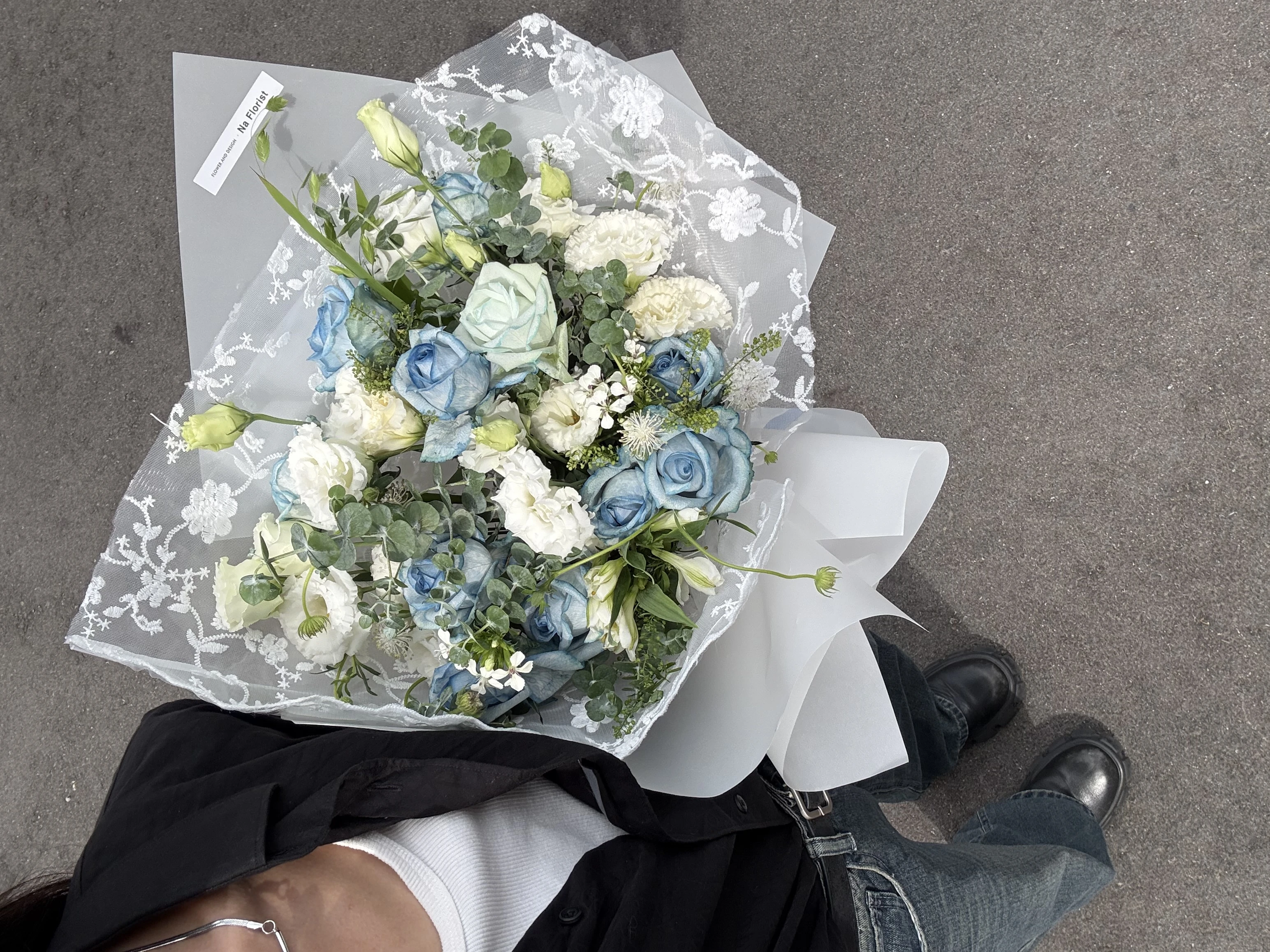 蕾絲藍玫瑰花束