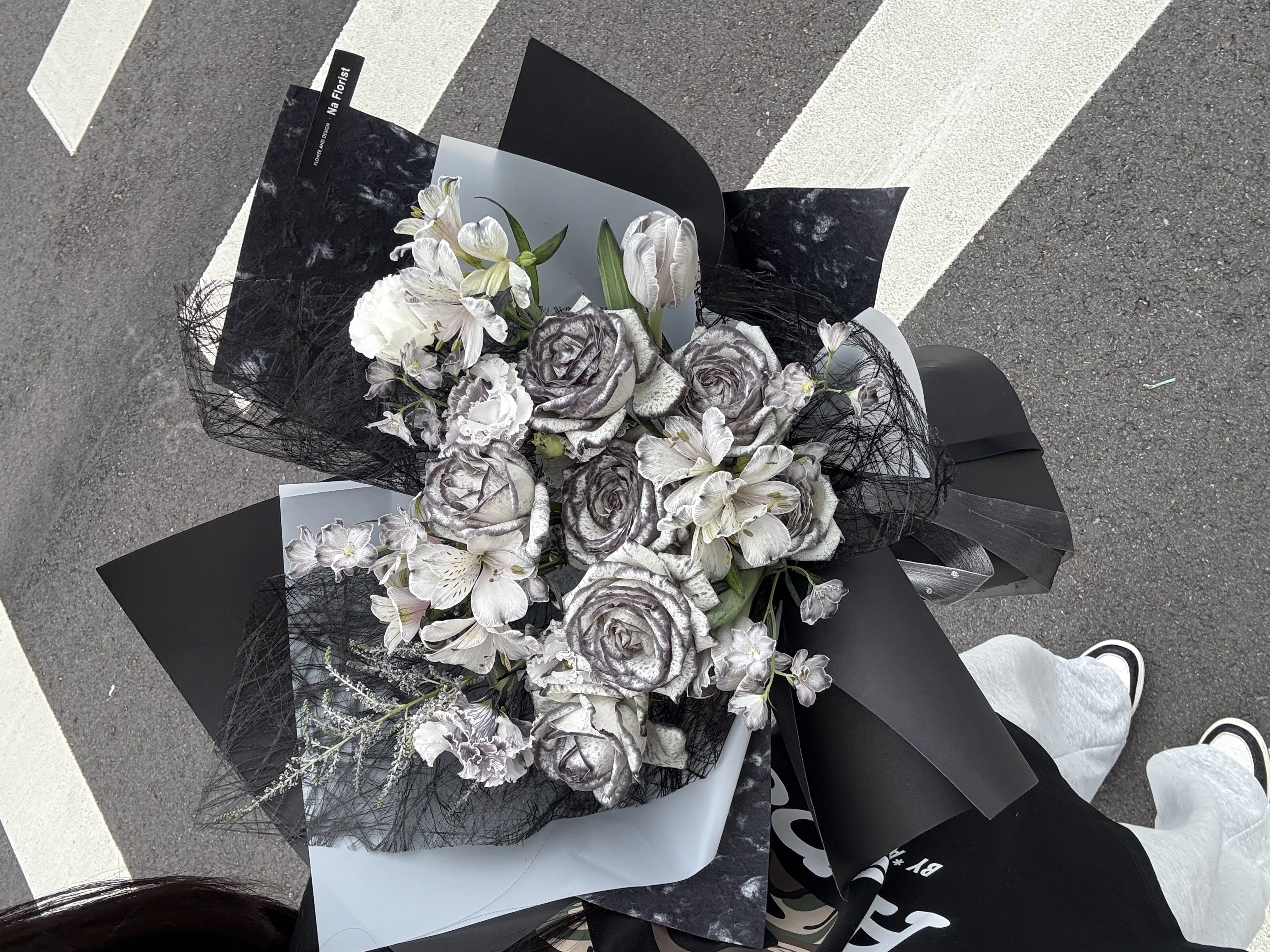 黑系鬱金香玫瑰鮮花大花束