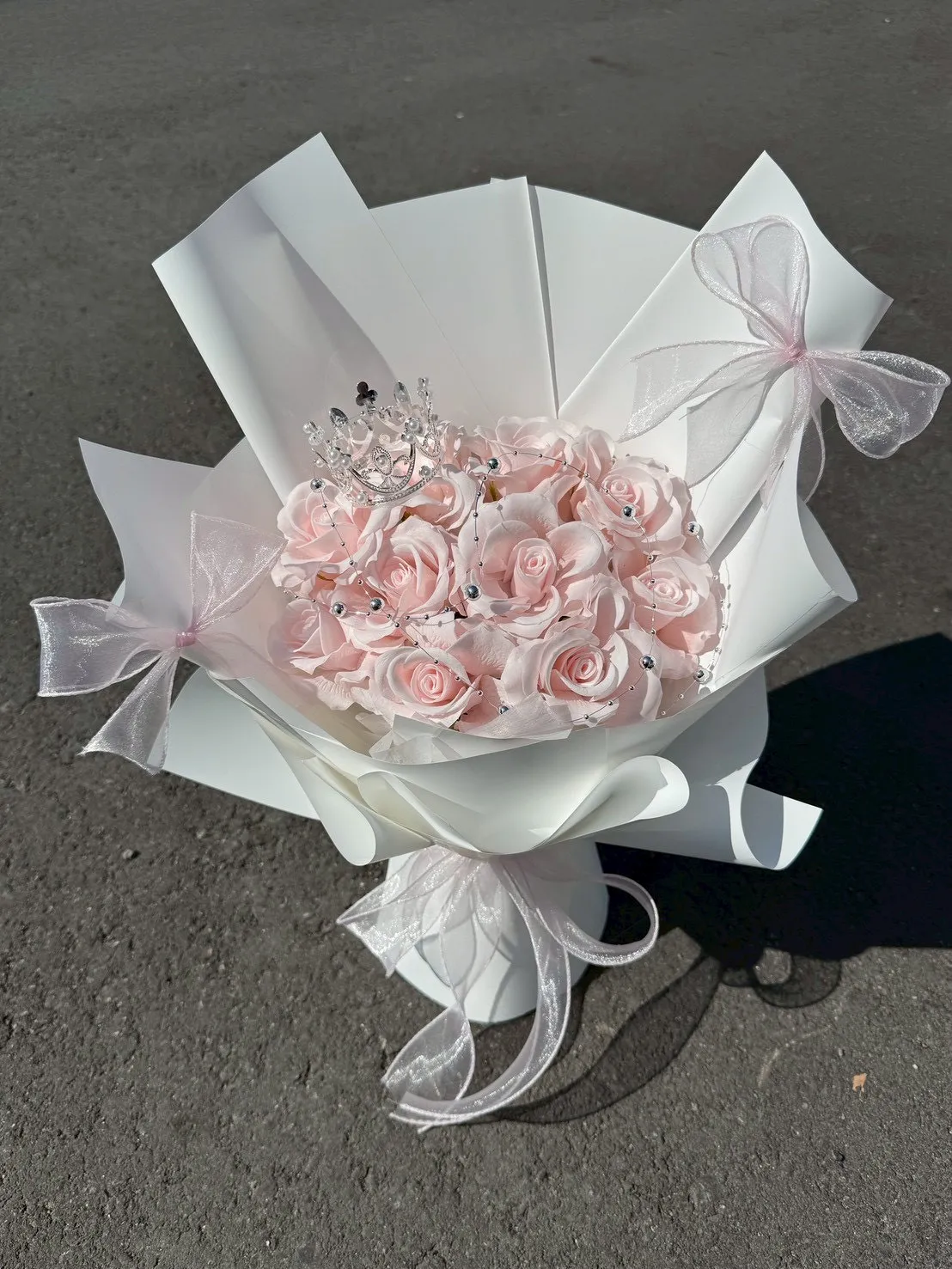 粉色蝴蝶結白玫瑰花束