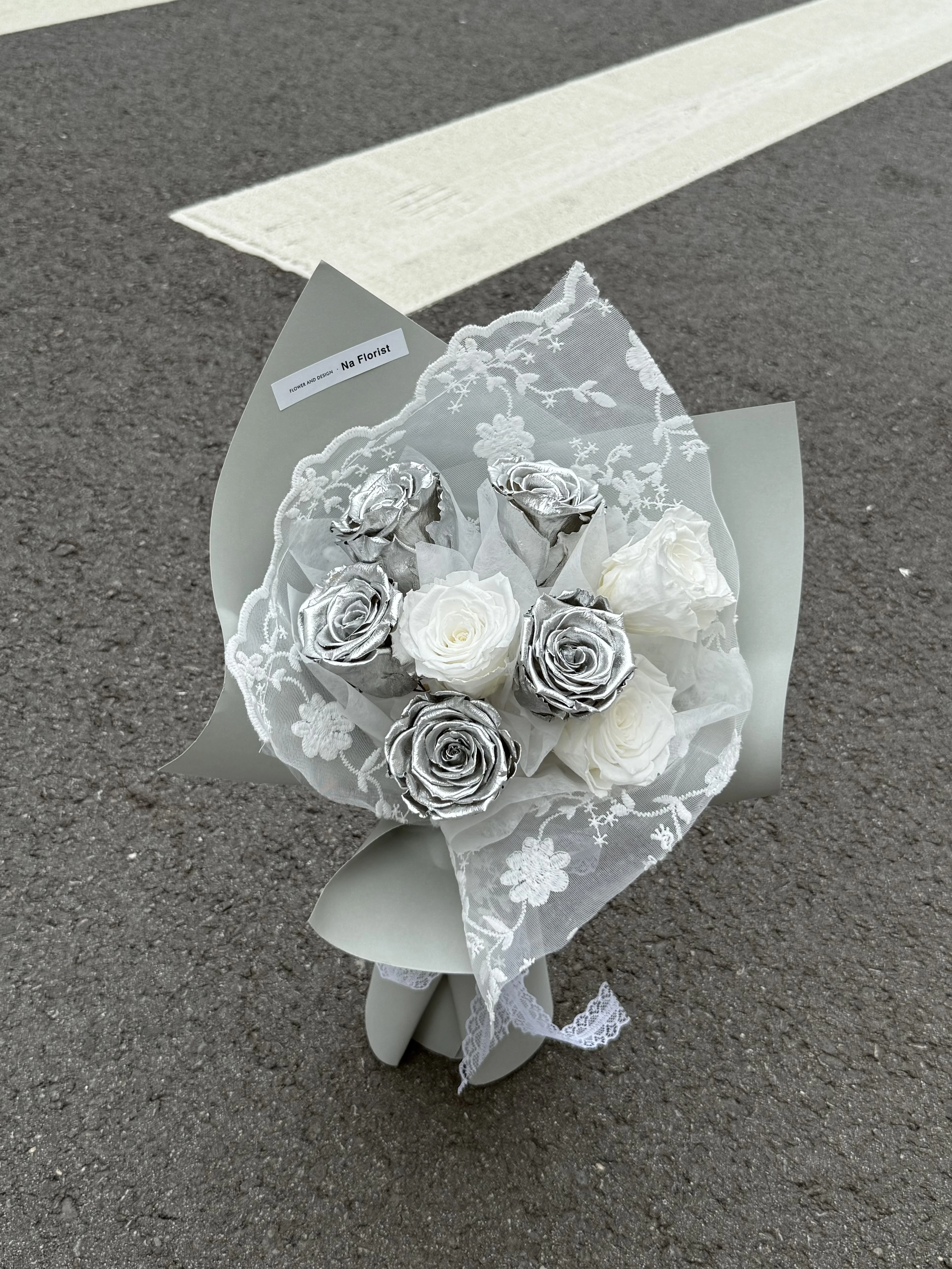 銀白蕾絲永生花束