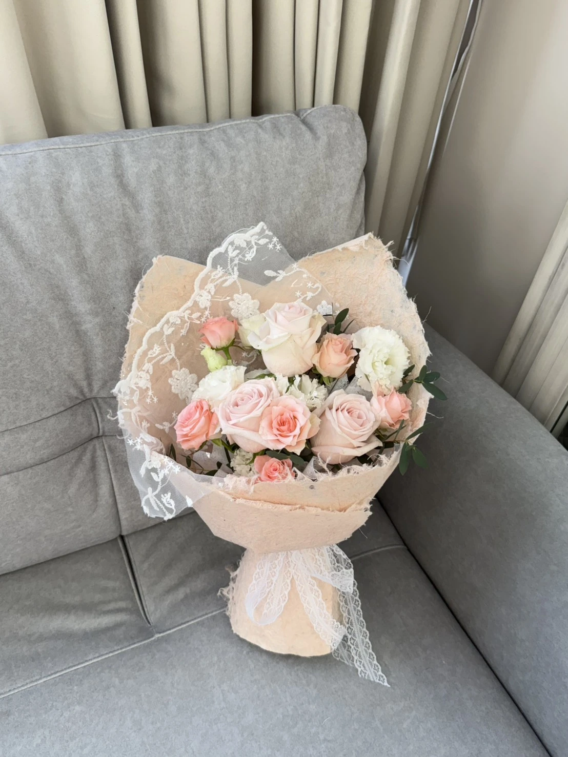 蕾絲粉系玫瑰鮮花花束