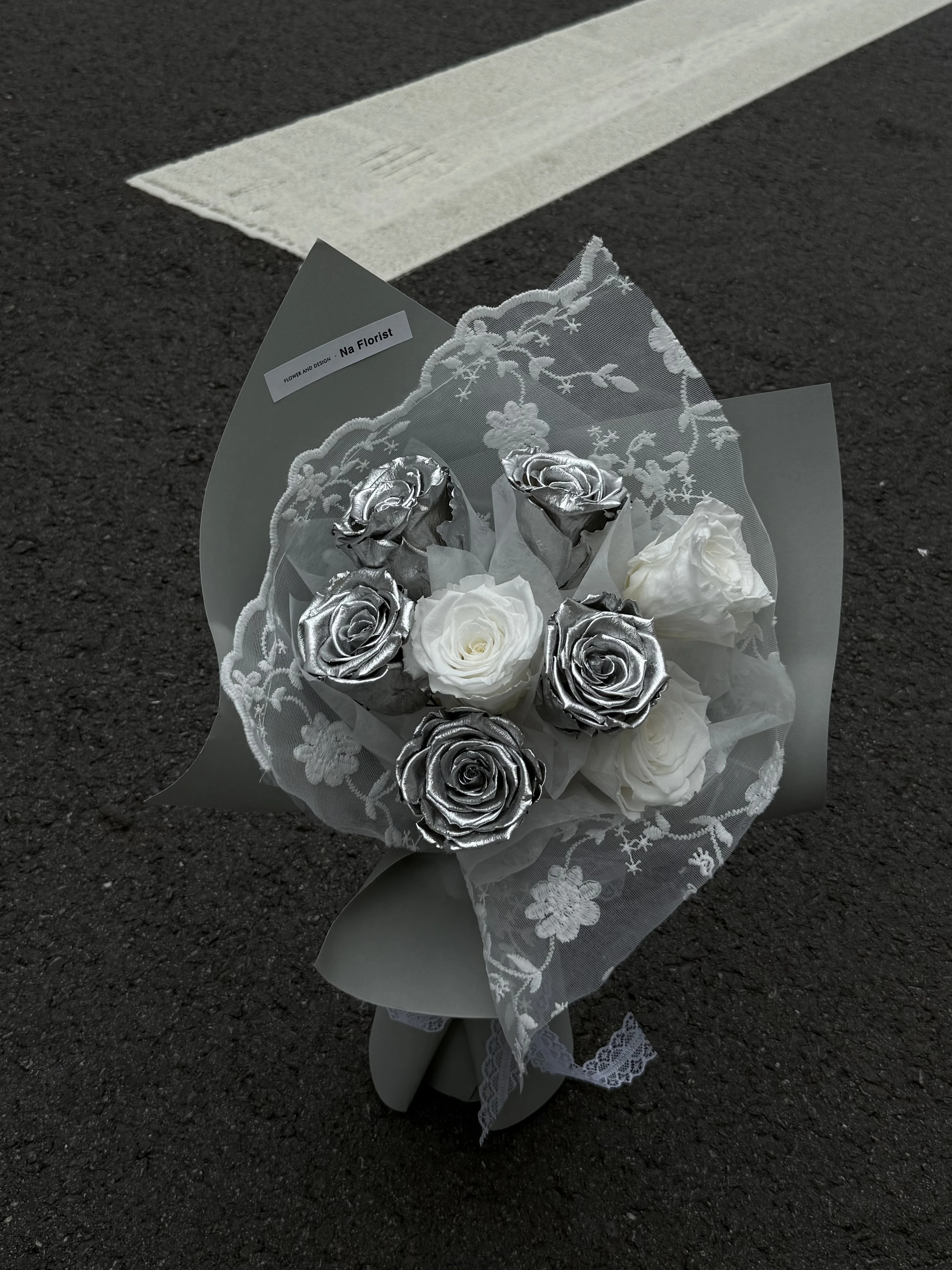 銀白蕾絲永生花束