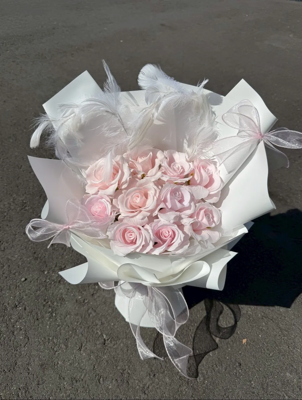 粉色蝴蝶結白玫瑰花束
