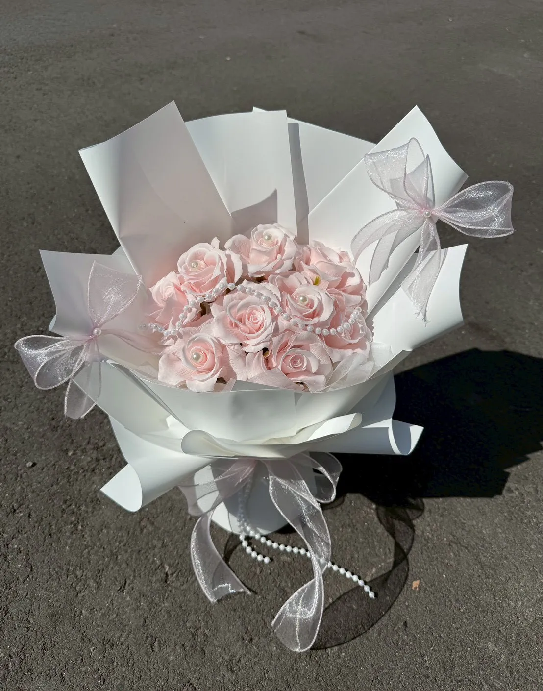 粉色蝴蝶結白玫瑰花束