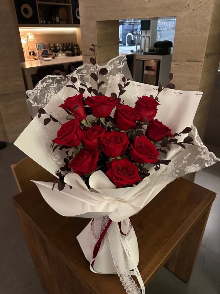 經典紅玫瑰蕾絲花束 