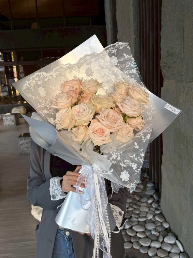 香檳蕾絲玫瑰花束