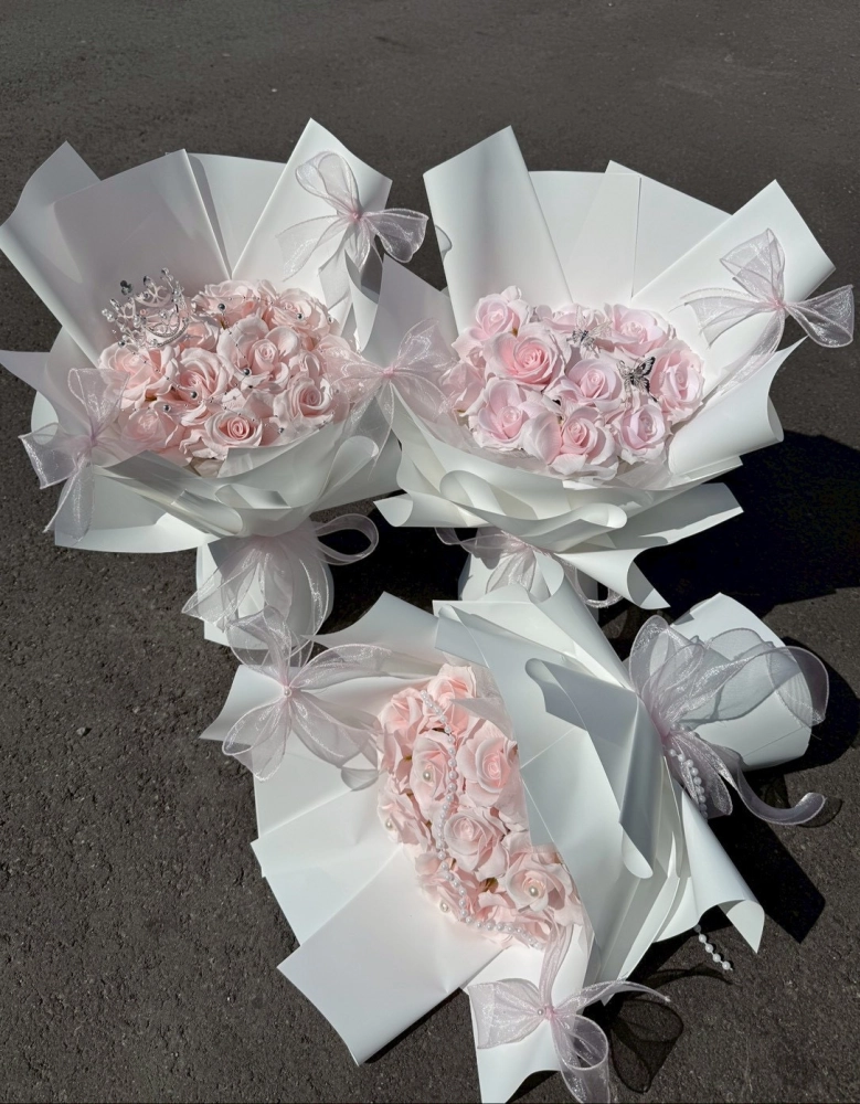 粉色蝴蝶結白玫瑰花束