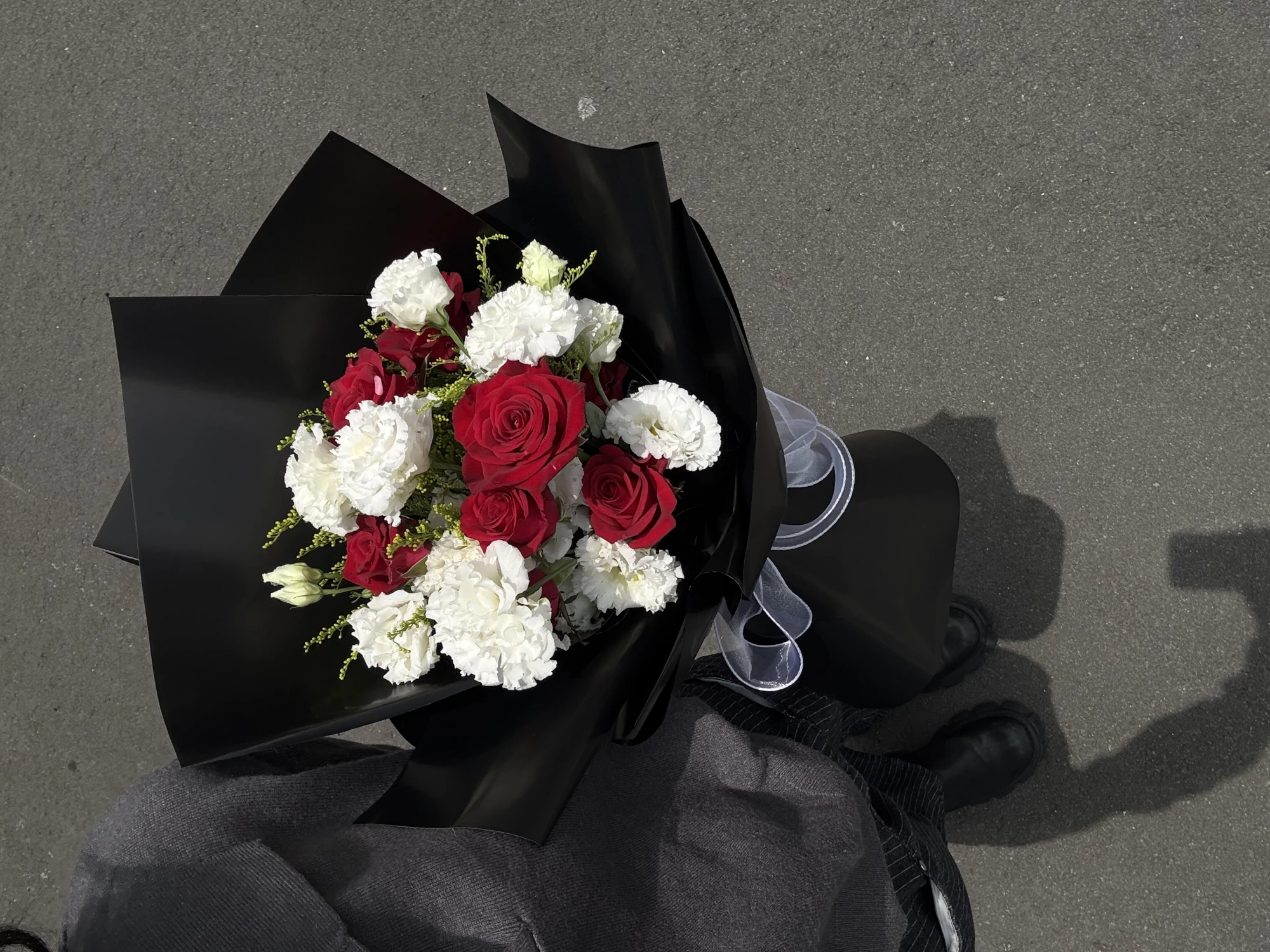 玫瑰桔梗黑系花束