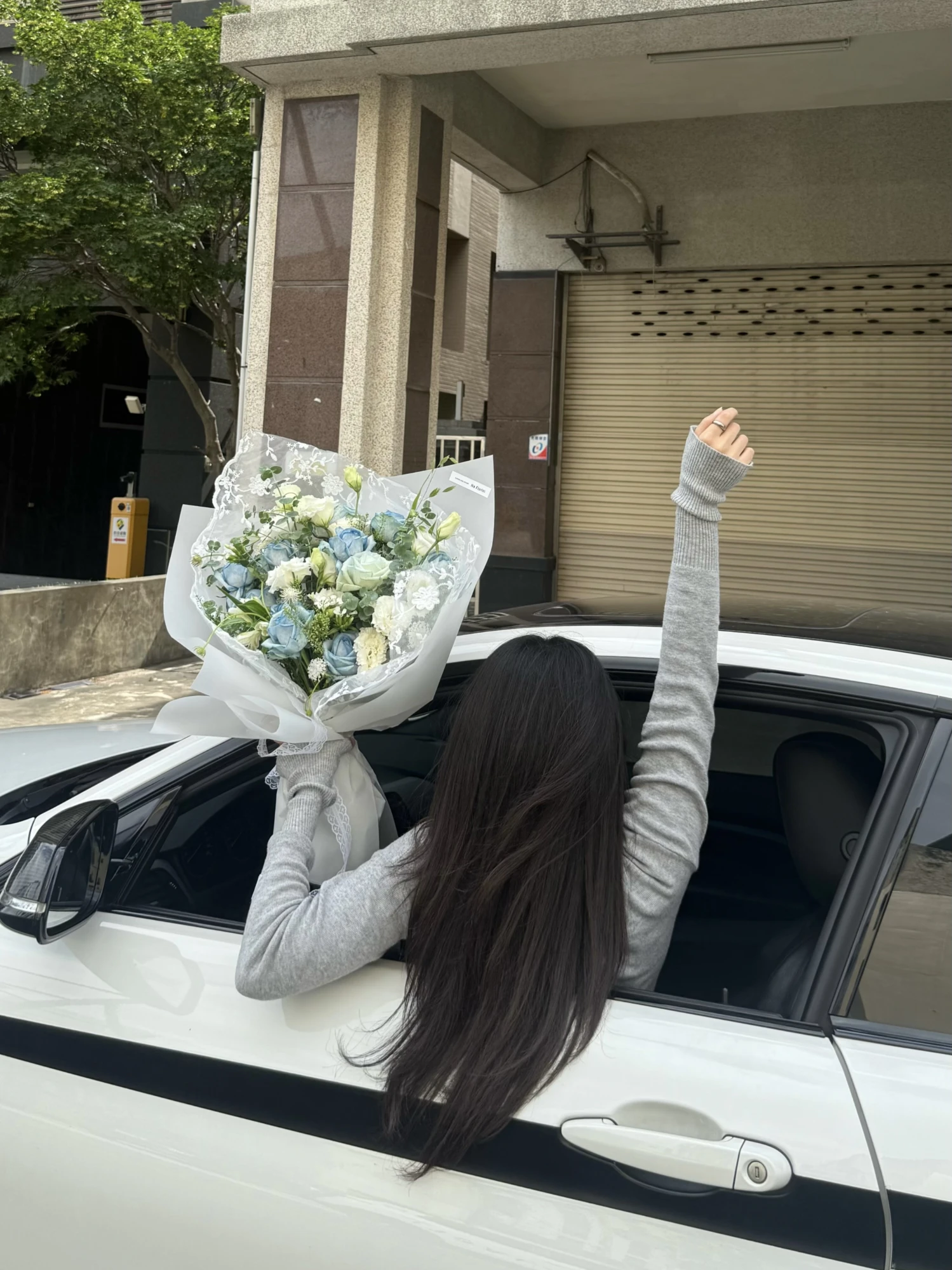 蕾絲藍玫瑰花束