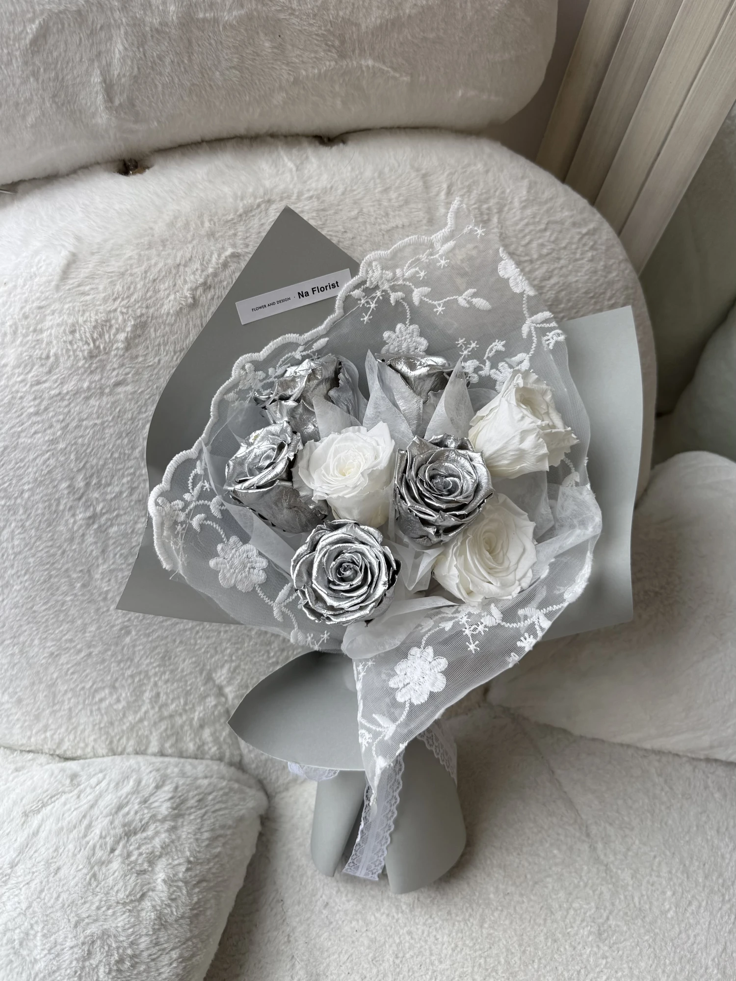 銀白蕾絲永生花束