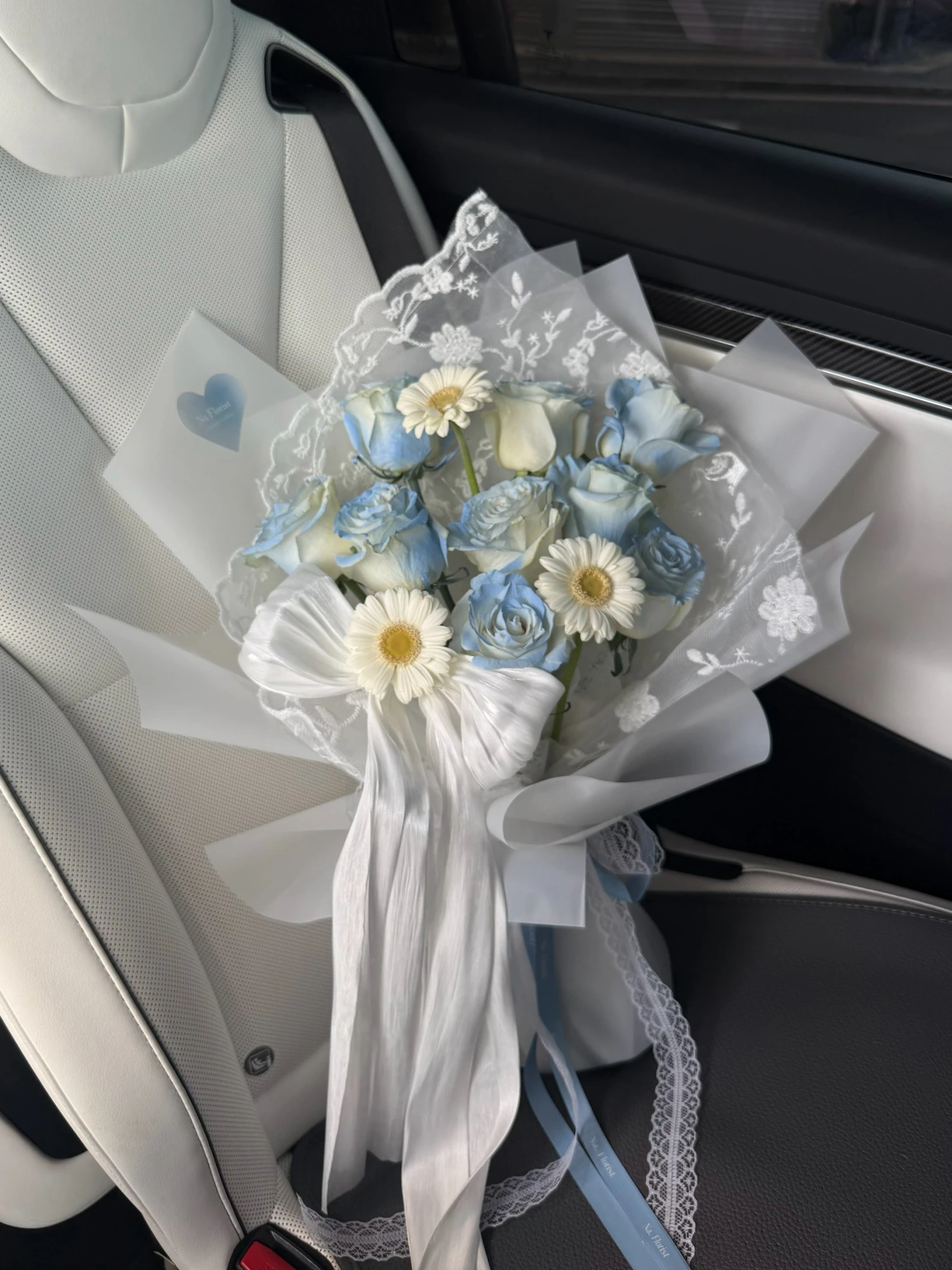  玫瑰蝴蝶結蕾絲鮮花花束