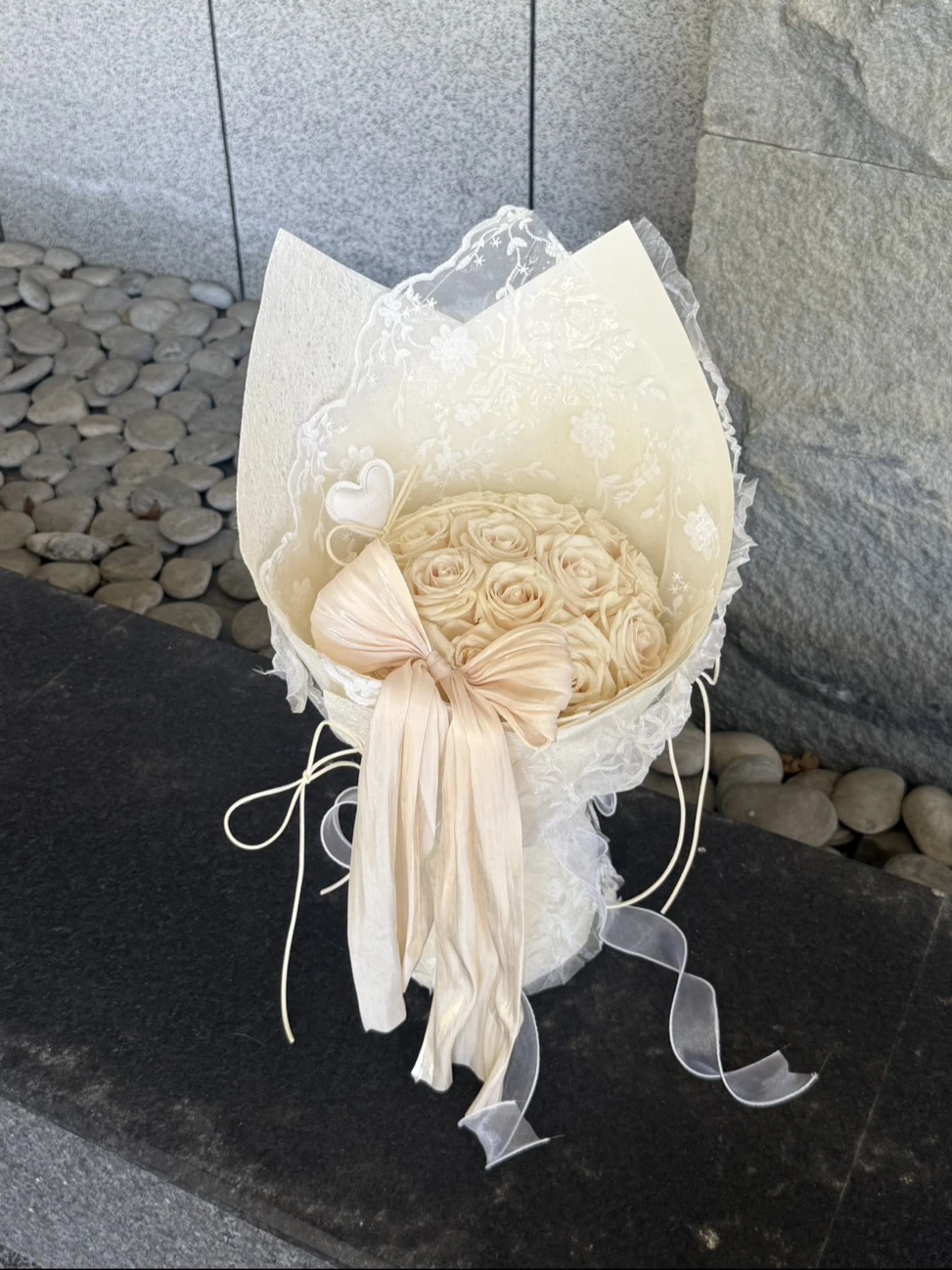 蝴蝶結玫瑰蕾絲鮮花花束
