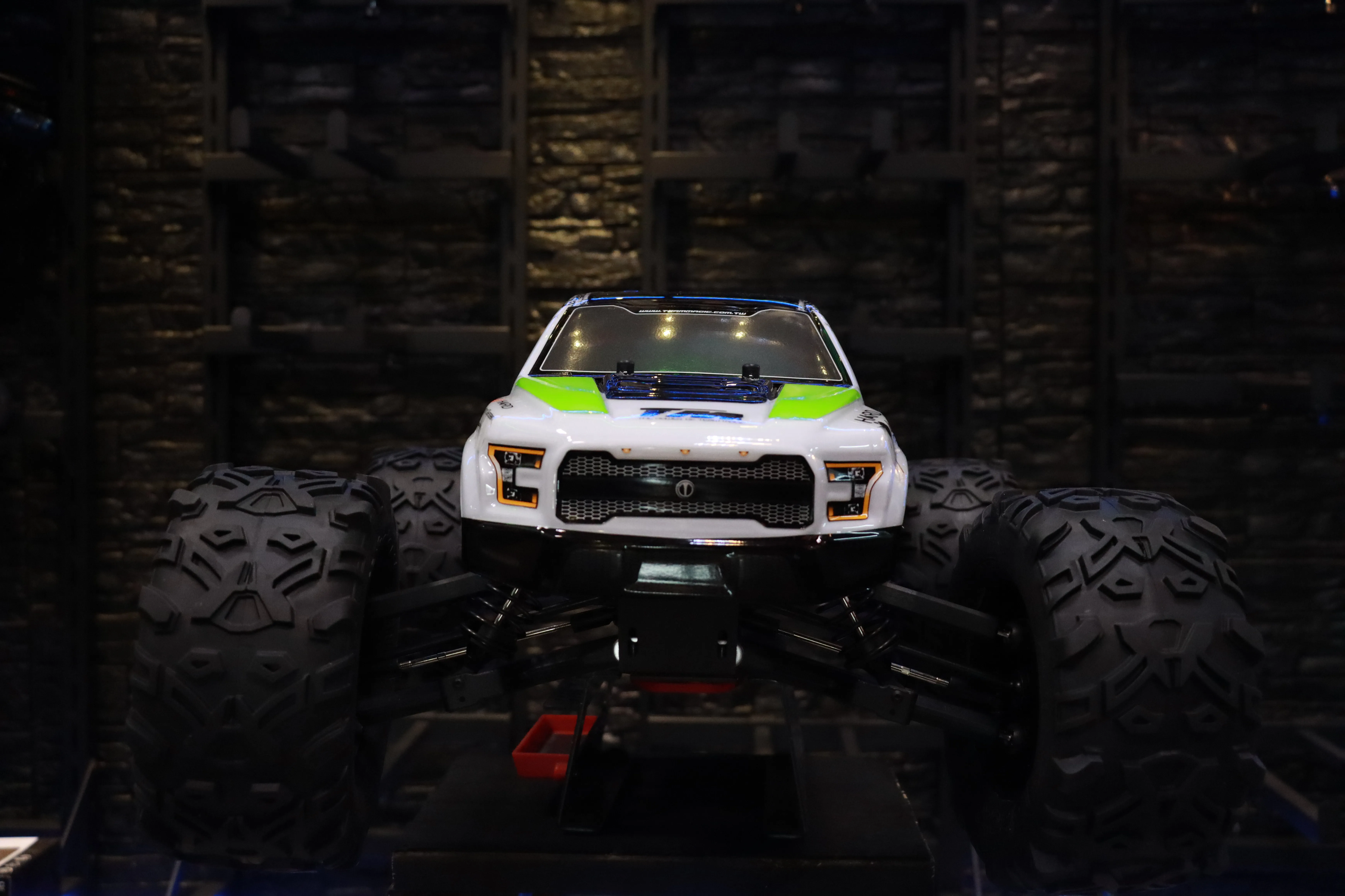 《 1/8 E6 猛禽 6S 無刷大腳車 》｜Team Magic系列 遙控車｜