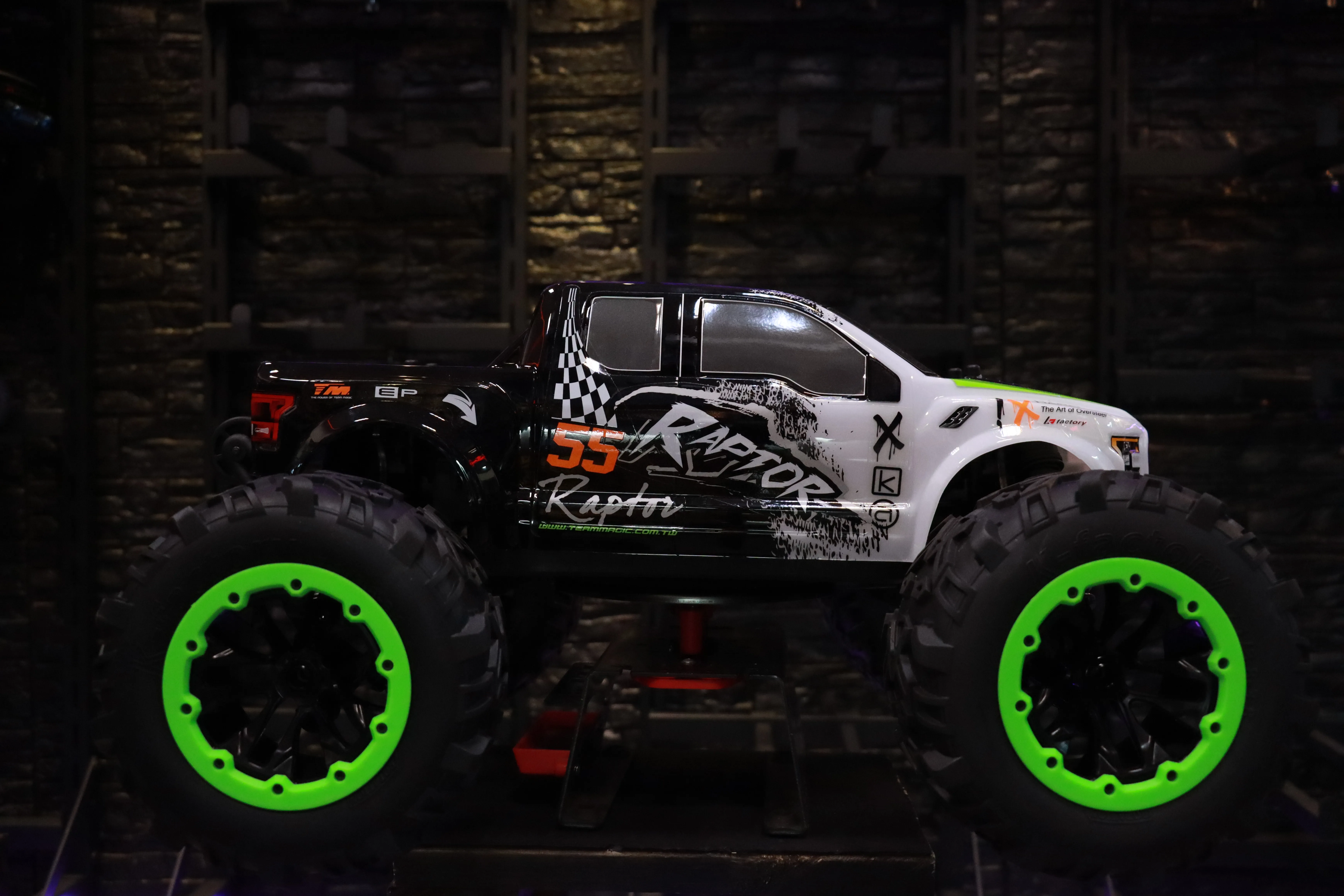 《 1/8 E6 猛禽 6S 無刷大腳車 》｜Team Magic系列 遙控車｜