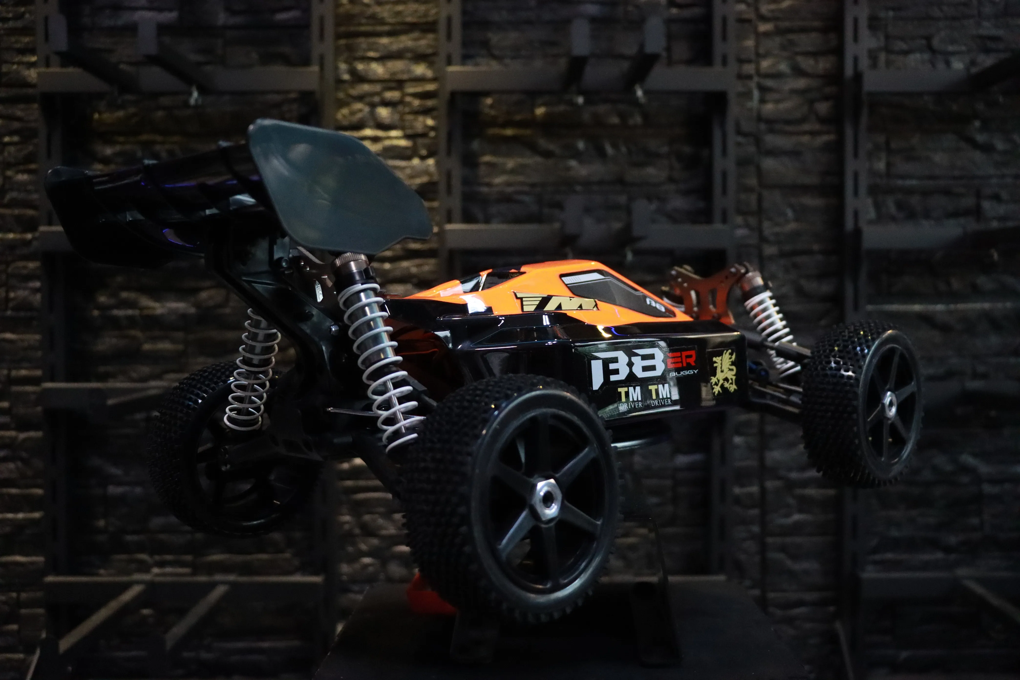 《 1/8 B8ER 4S 無刷越野車 》｜Team Magic系列 遙控車｜
