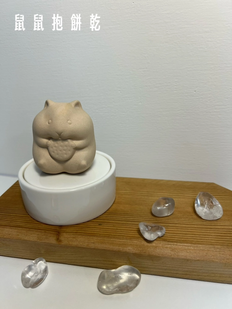 鼠鼠抱餅乾
