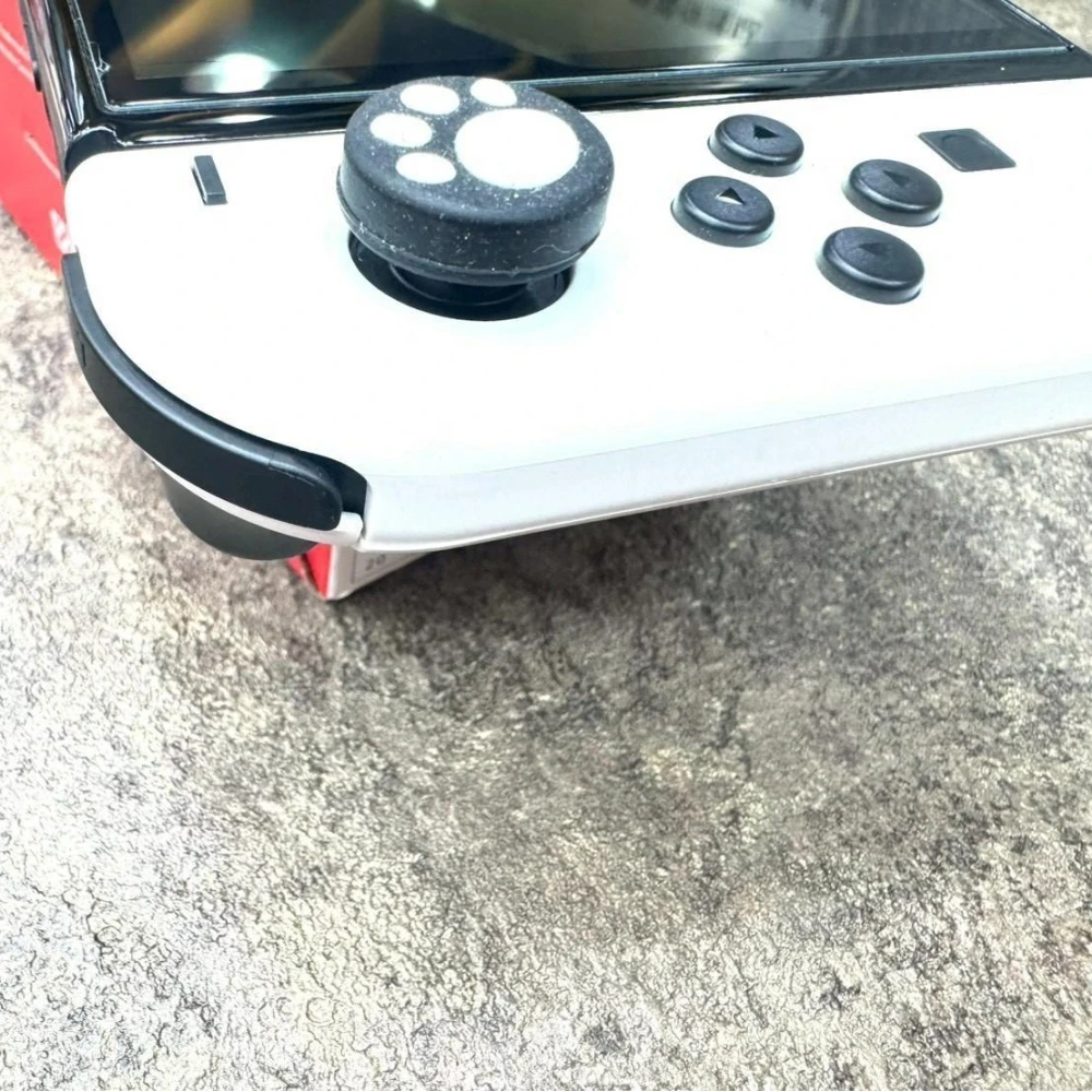 Switch OLED版 主機 附遊戲片x1  + 主機擴充手把座+主機包（多贈一個手把獨立充電座＋