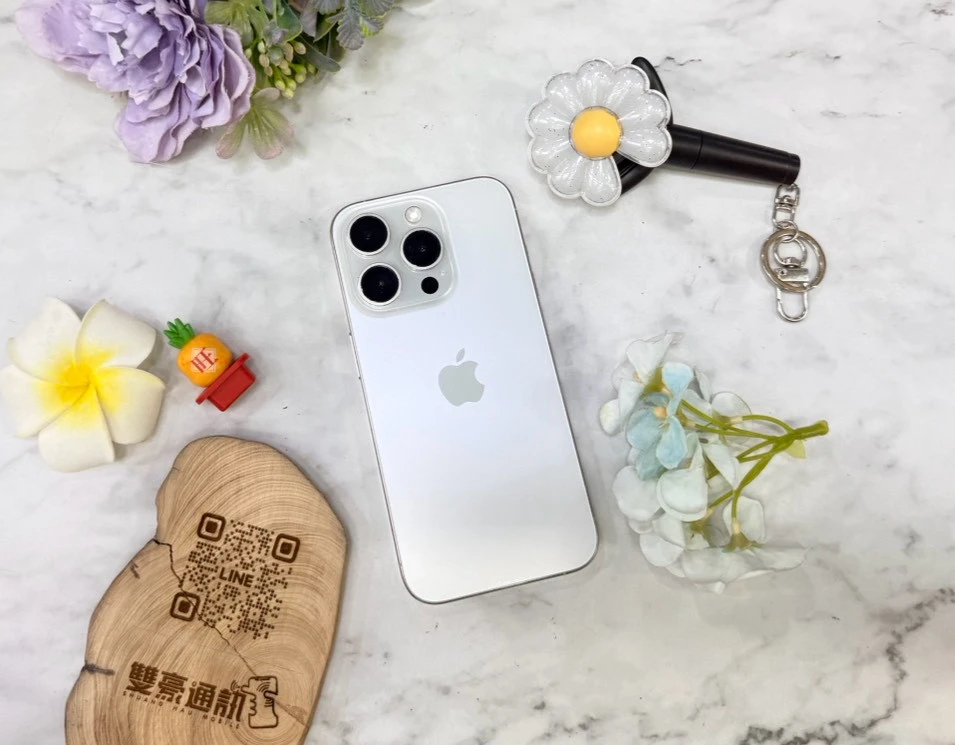 iPhone 15 Pro 512G 白 電池81%  (相機3倍鏡不能使用其他都正常.螢幕小亮點如圖不影響使用客戶已使用一年沒有擴大）（邊角一小傷大容量反映在價格上）無盒裝有配件