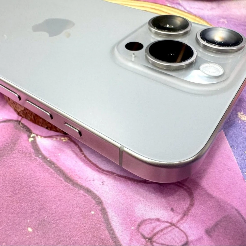 iPhone 15 Pro 128g 鈦電池81% （螢幕有刮傷、邊角小敲傷）無盒裝有配件
