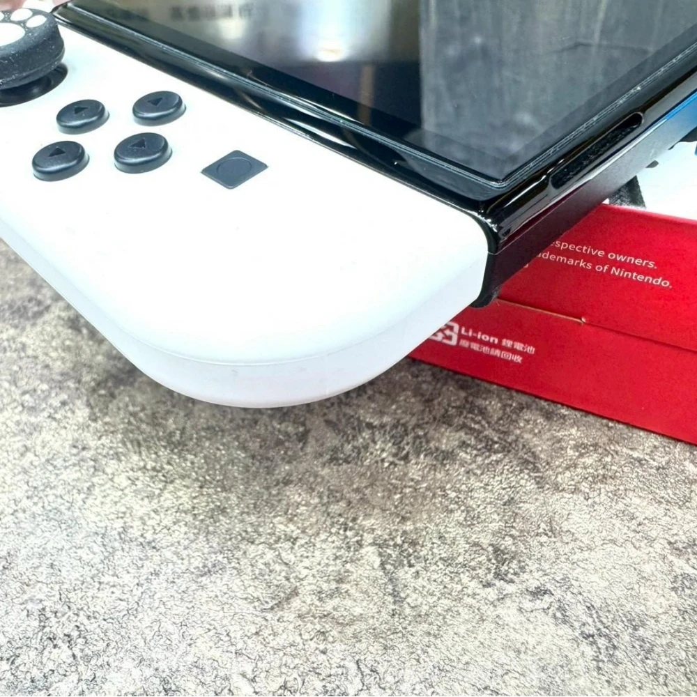 Switch OLED版 主機 附遊戲片x1  + 主機擴充手把座+主機包（多贈一個手把獨立充電座＋