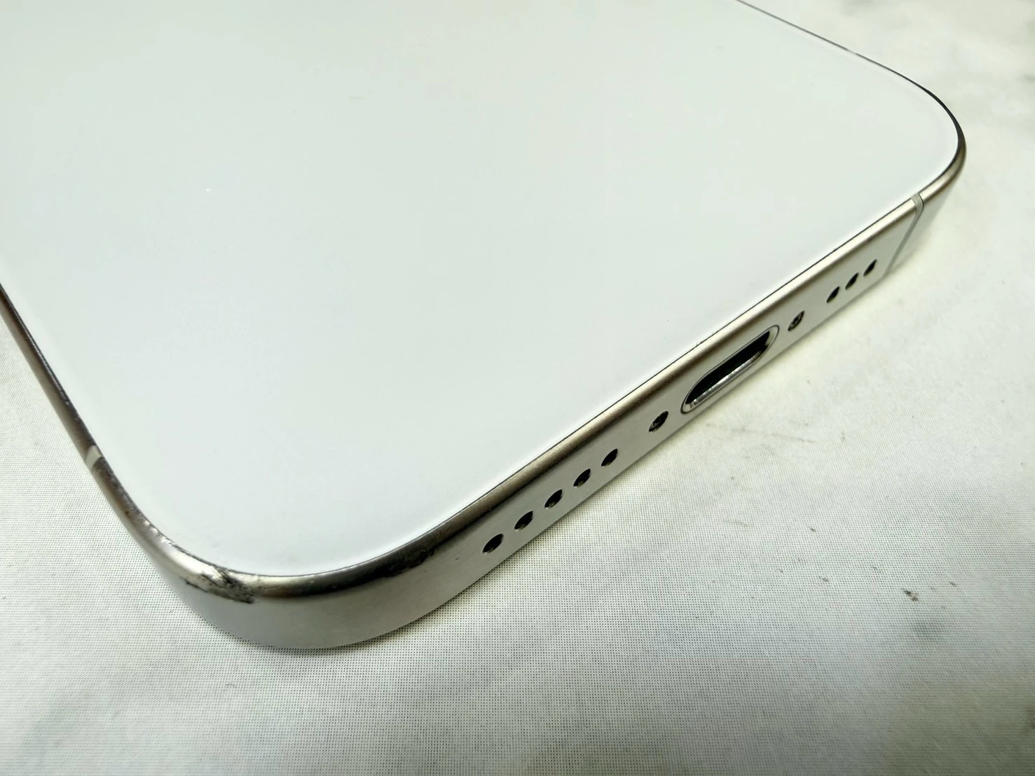 iPhone 15 Pro 512G 白 電池81%  (相機3倍鏡不能使用其他都正常.螢幕小亮點如圖不影響使用客戶已使用一年沒有擴大）（邊角一小傷大容量反映在價格上）無盒裝有配件