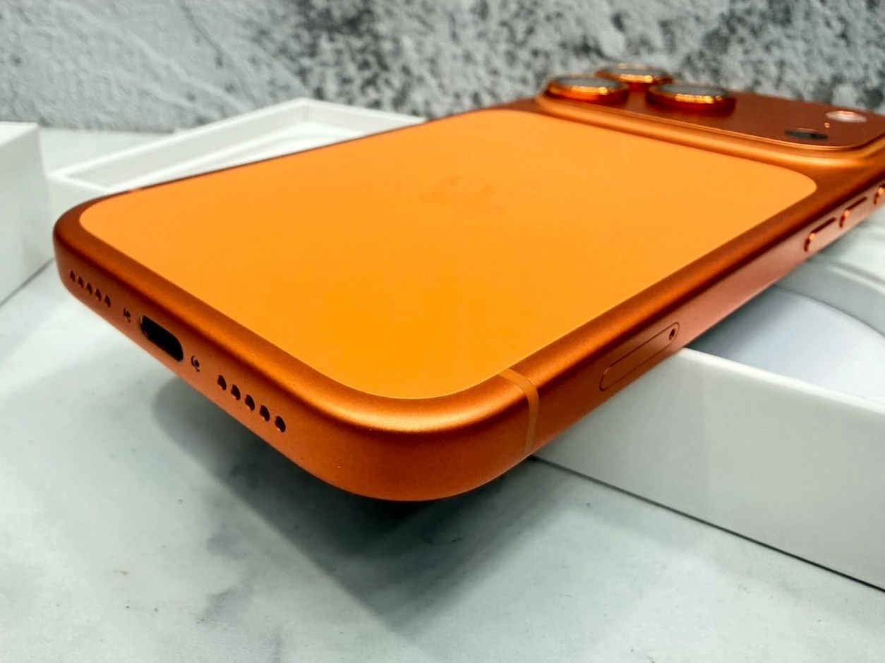 iPhone 17 Pro 512g 橘 電池90%  邊框有兩角微微傷 有盒裝有配件